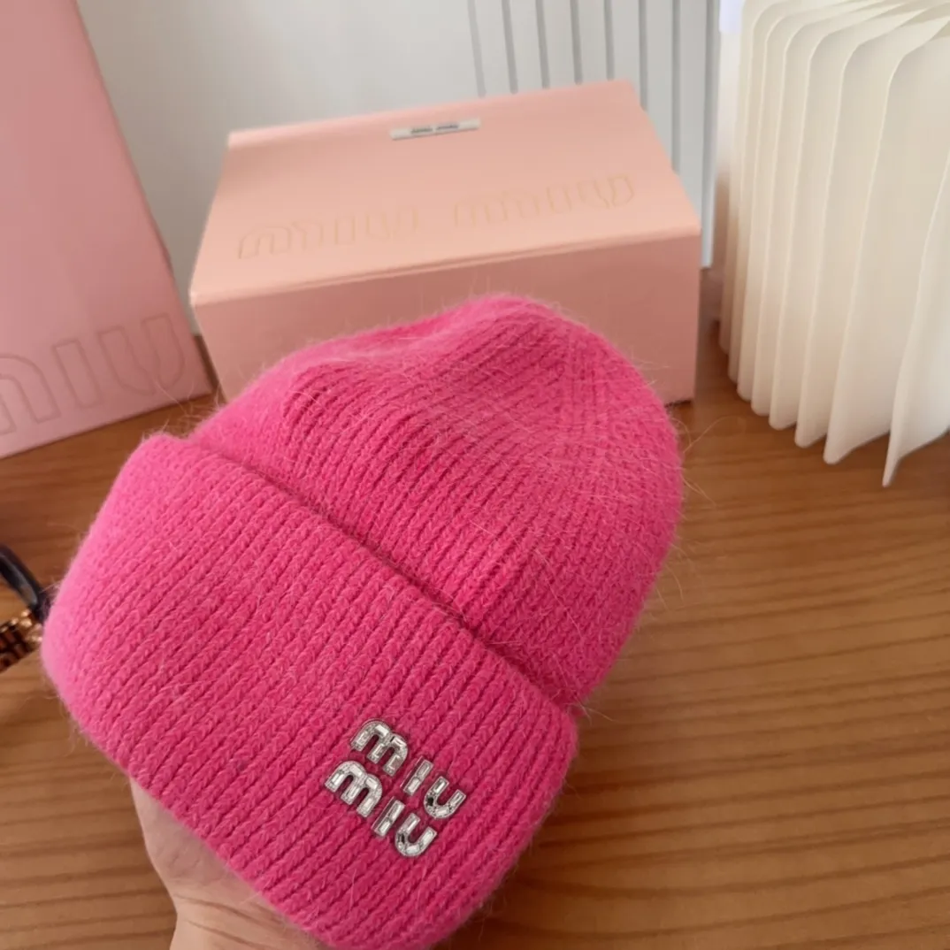 💰56 miumiu🐰Angora rabbit fur autumn and winter woolen hat This high-grade gray dyeing is very difficult to dye! What's more, the material of rabbit fur is like starting from scratch! Highly recommend to everyone. This hat goes well with any type of clothing. It can be both casual and sweet!