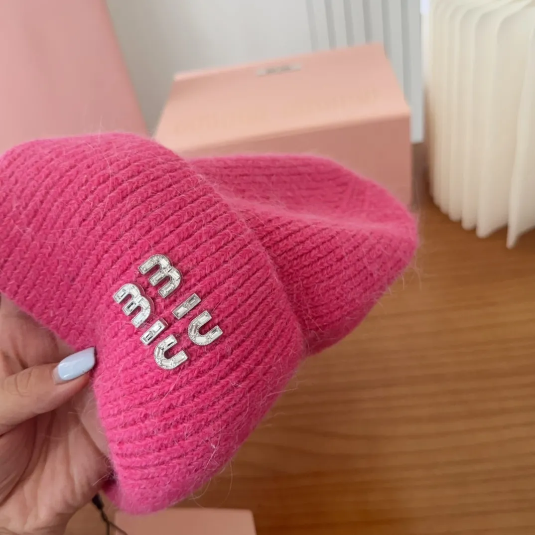 💰56 miumiu🐰Angora rabbit fur autumn and winter woolen hat This high-grade gray dyeing is very difficult to dye! What's more, the material of rabbit fur is like starting from scratch! Highly recommend to everyone. This hat goes well with any type of clothing. It can be both casual and sweet!