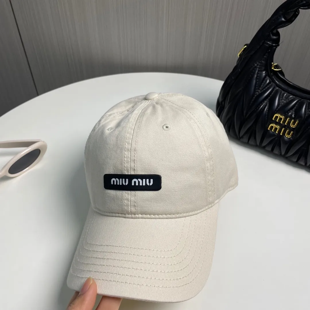 P60 miumiu new solid color baseball cap, the hottest color at the moment - full of street style! Trendy and versatile, Xiaohongshu grows grass, poison, get your boyfriend, and cool together