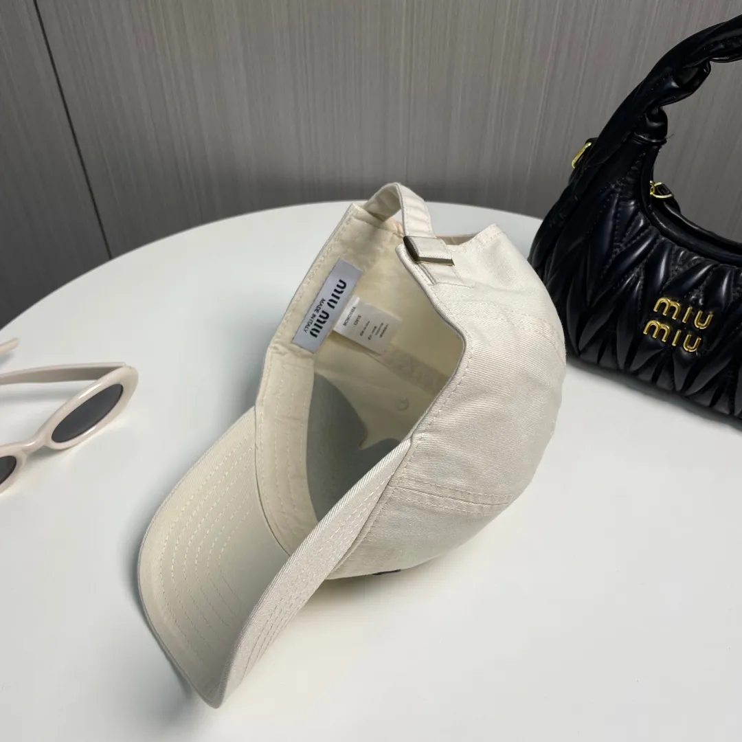 P60 miumiu new solid color baseball cap, the hottest color at the moment - full of street style! Trendy and versatile, Xiaohongshu grows grass, poison, get your boyfriend, and cool together