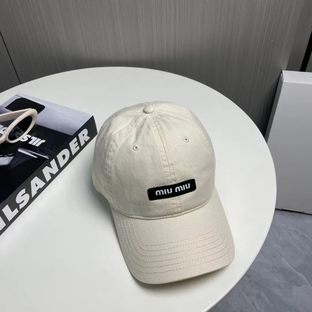P60 miumiu new solid color baseball cap, the hottest color at the moment - full of street style! Trendy and versatile, Xiaohongshu grows grass, poison, get your boyfriend, and cool together