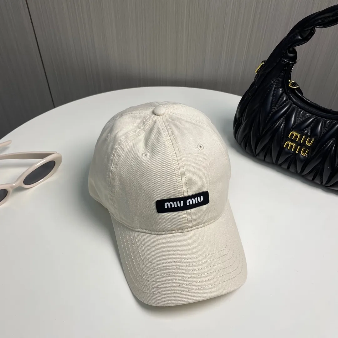 P60 miumiu new solid color baseball cap, the hottest color at the moment - full of street style! Trendy and versatile, Xiaohongshu grows grass, poison, get your boyfriend, and cool together