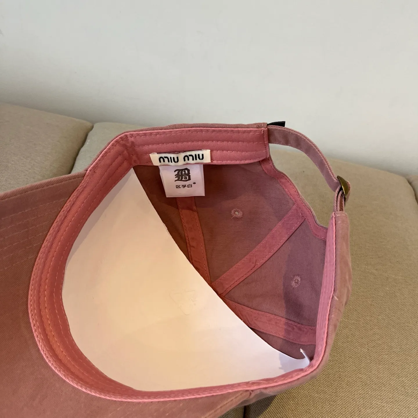 P60 miumiu original spring and summer new baseball cap, authentic mold-making and custom-made, the original workmanship is meticulous and the quality is superb!