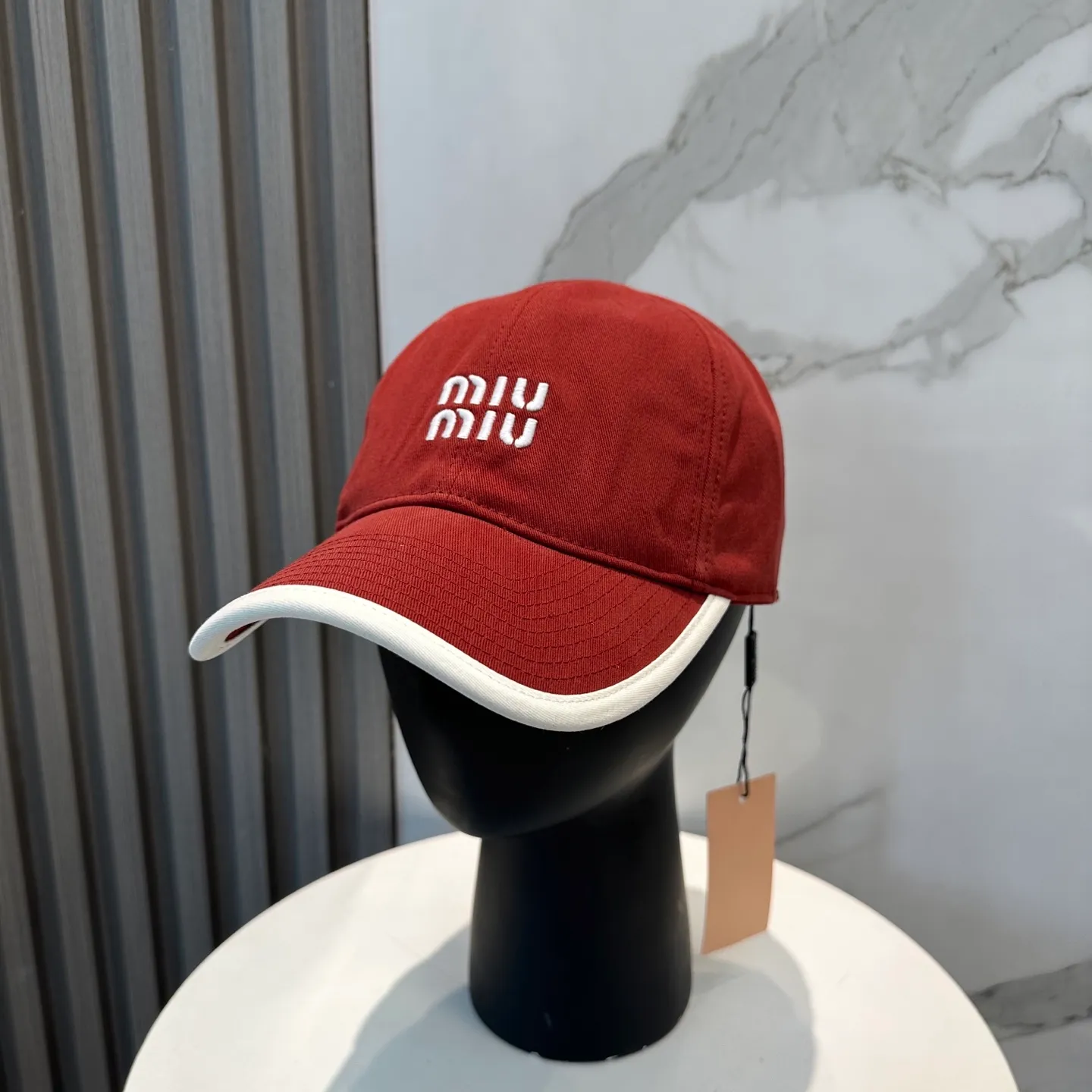P60💛 Comes with dust bag. [Miumiu Miu Miu] New order style embroidered baseball cap🧢Big brand style is super easy to match, hurry up and get it!