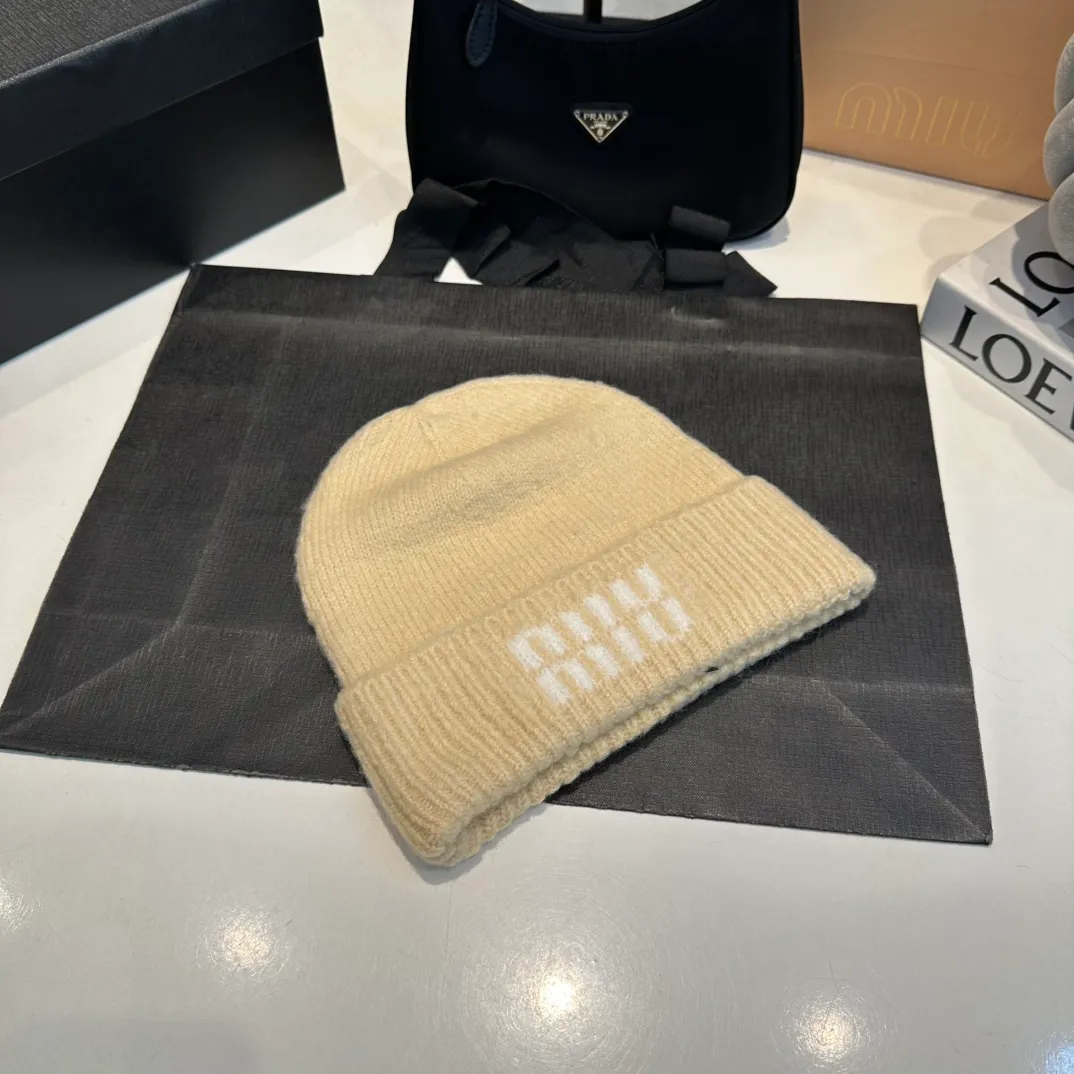 P56 miumiu Miu Miu counter new knitted woolen hat