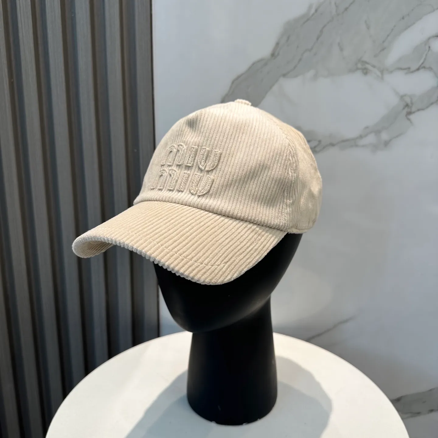 P70 miumiu limited new corduroy baseball cap, corduroy textured peaked cap. A very attractive baseball cap🧢~Same style for men and women. It brings a sense of atmosphere when you go out every day. It feels great to change it occasionally.