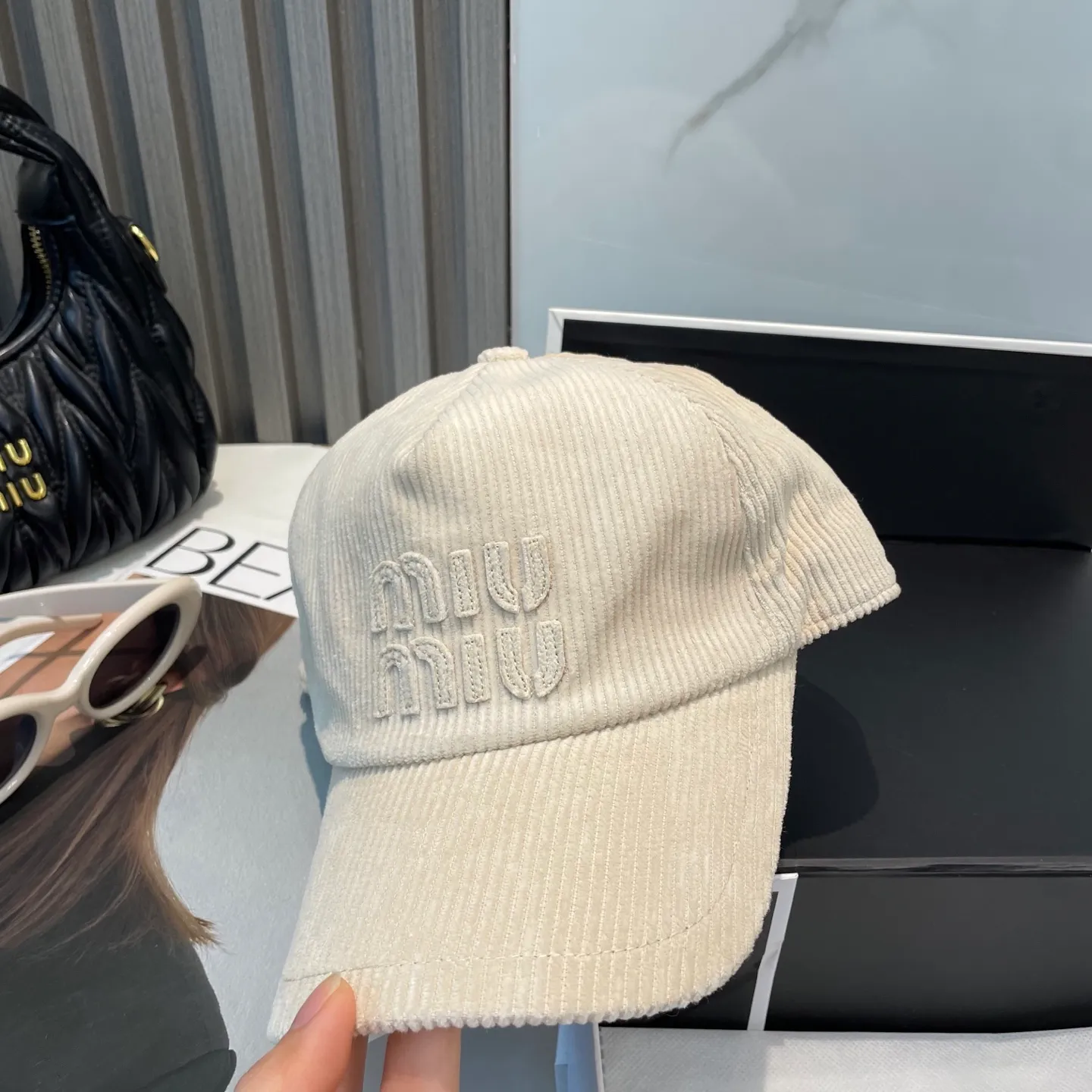P70 miumiu limited new corduroy baseball cap, corduroy textured peaked cap. A very attractive baseball cap🧢~Same style for men and women. It brings a sense of atmosphere when you go out every day. It feels great to change it occasionally.