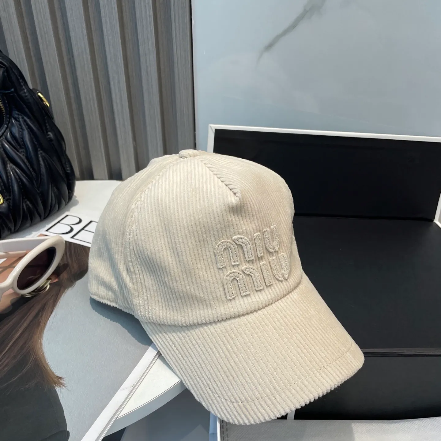 P70 miumiu limited new corduroy baseball cap, corduroy textured peaked cap. A very attractive baseball cap🧢~Same style for men and women. It brings a sense of atmosphere when you go out every day. It feels great to change it occasionally.