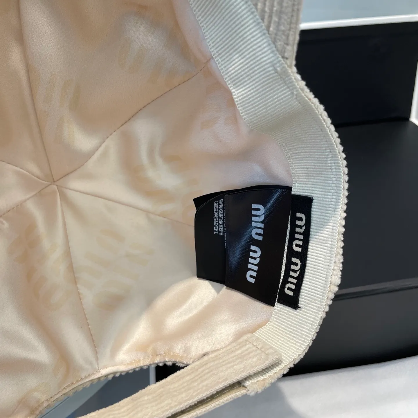 P70 miumiu limited new corduroy baseball cap, corduroy textured peaked cap. A very attractive baseball cap🧢~Same style for men and women. It brings a sense of atmosphere when you go out every day. It feels great to change it occasionally.