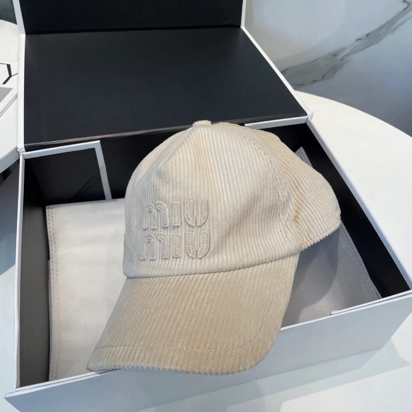 P70 miumiu limited new corduroy baseball cap, corduroy textured peaked cap. A very attractive baseball cap🧢~Same style for men and women. It brings a sense of atmosphere when you go out every day. It feels great to change it occasionally.