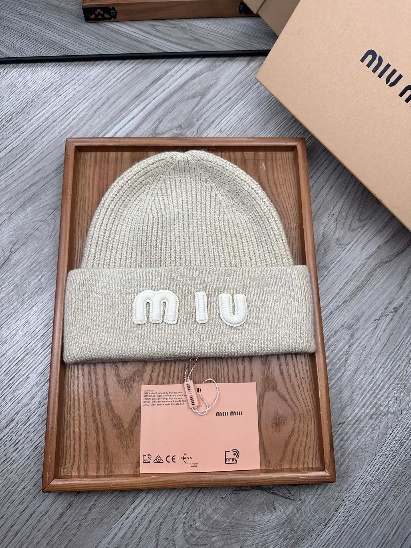 🌹¥100. miumiu. [Wool single hat] Small wool provided by customer! A precious collection of soul hats! Colored yarn supplied by customers. Every color is very beautiful! classic! Soft to the touch. 70% wool ➕ 30% rabbit fur. A combed lamb can only produce 30-40g of wool. Such a hat requires three or four lambs. Don't compare it with ordinary hats on the market. Is the yarn supplied by the customer good? The market products are incomparable! The materials are top-notch and luxurious. This is the charm of the product. It is easy to get in and out of the counter. If you come to the mixed counter, you will definitely buy it. I love the plain color and every color. And it is durable! It can be worn by men, women and children! When you see the real thing, you can beautify it ~