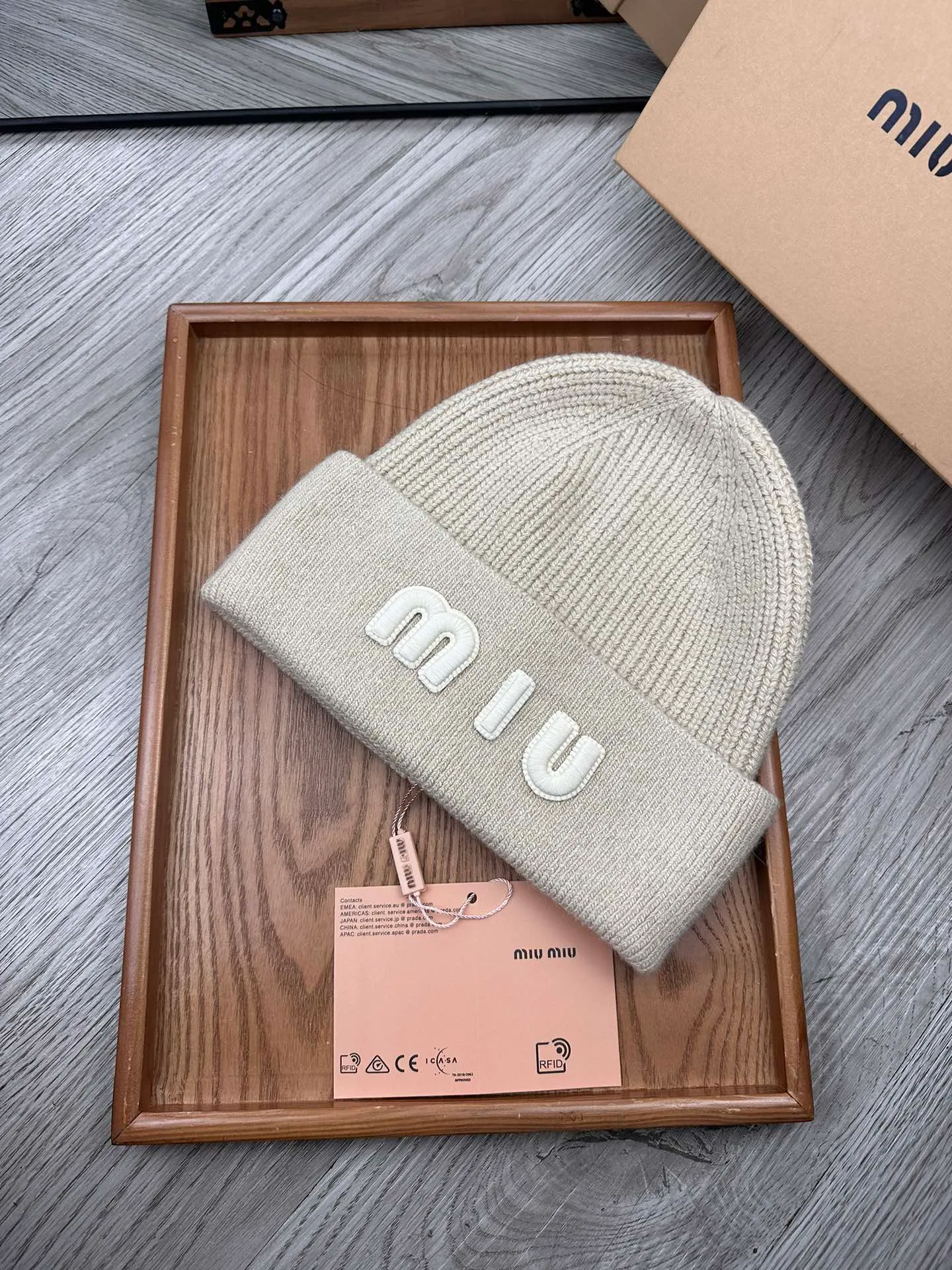 🌹¥100. miumiu. [Wool single hat] Small wool provided by customer! A precious collection of soul hats! Colored yarn supplied by customers. Every color is very beautiful! classic! Soft to the touch. 70% wool ➕ 30% rabbit fur. A combed lamb can only produce 30-40g of wool. Such a hat requires three or four lambs. Don't compare it with ordinary hats on the market. Is the yarn supplied by the customer good? The market products are incomparable! The materials are top-notch and luxurious. This is the charm of the product. It is easy to get in and out of the counter. If you come to the mixed counter, you will definitely buy it. I love the plain color and every color. And it is durable! It can be worn by men, women and children! When you see the real thing, you can beautify it ~