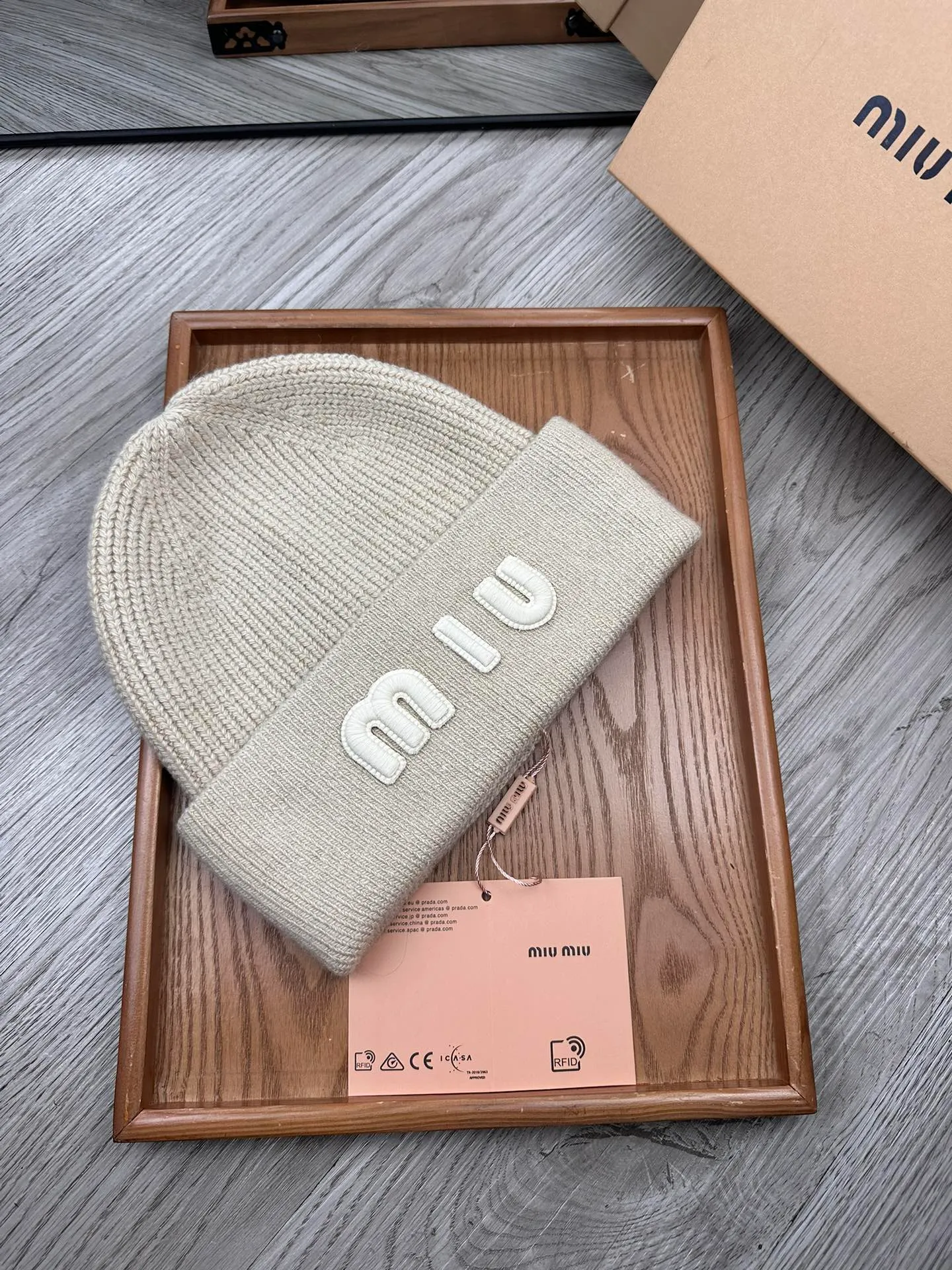 🌹¥100. miumiu. [Wool single hat] Small wool provided by customer! A precious collection of soul hats! Colored yarn supplied by customers. Every color is very beautiful! classic! Soft to the touch. 70% wool ➕ 30% rabbit fur. A combed lamb can only produce 30-40g of wool. Such a hat requires three or four lambs. Don't compare it with ordinary hats on the market. Is the yarn supplied by the customer good? The market products are incomparable! The materials are top-notch and luxurious. This is the charm of the product. It is easy to get in and out of the counter. If you come to the mixed counter, you will definitely buy it. I love the plain color and every color. And it is durable! It can be worn by men, women and children! When you see the real thing, you can beautify it ~