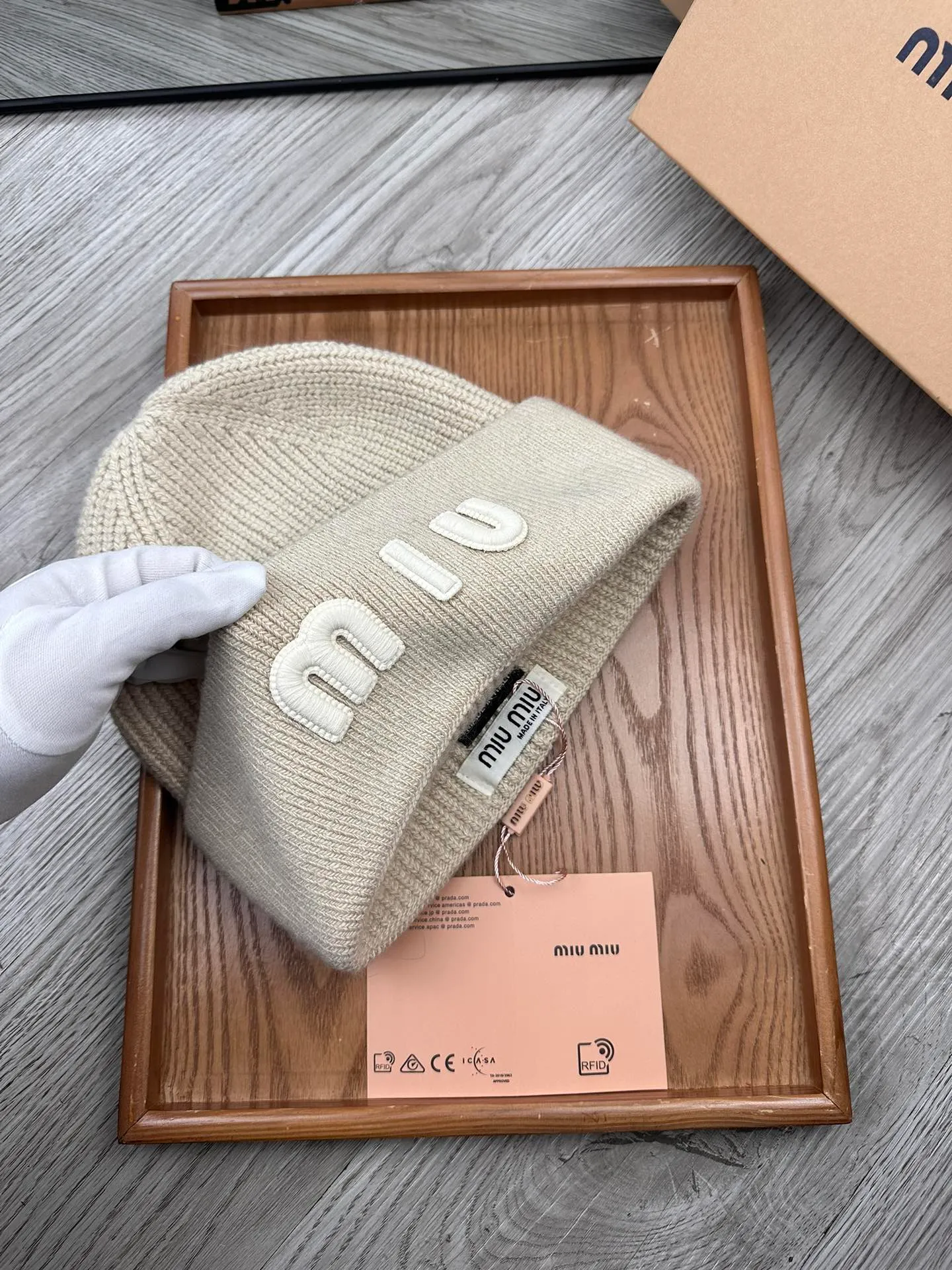 🌹¥100. miumiu. [Wool single hat] Small wool provided by customer! A precious collection of soul hats! Colored yarn supplied by customers. Every color is very beautiful! classic! Soft to the touch. 70% wool ➕ 30% rabbit fur. A combed lamb can only produce 30-40g of wool. Such a hat requires three or four lambs. Don't compare it with ordinary hats on the market. Is the yarn supplied by the customer good? The market products are incomparable! The materials are top-notch and luxurious. This is the charm of the product. It is easy to get in and out of the counter. If you come to the mixed counter, you will definitely buy it. I love the plain color and every color. And it is durable! It can be worn by men, women and children! When you see the real thing, you can beautify it ~