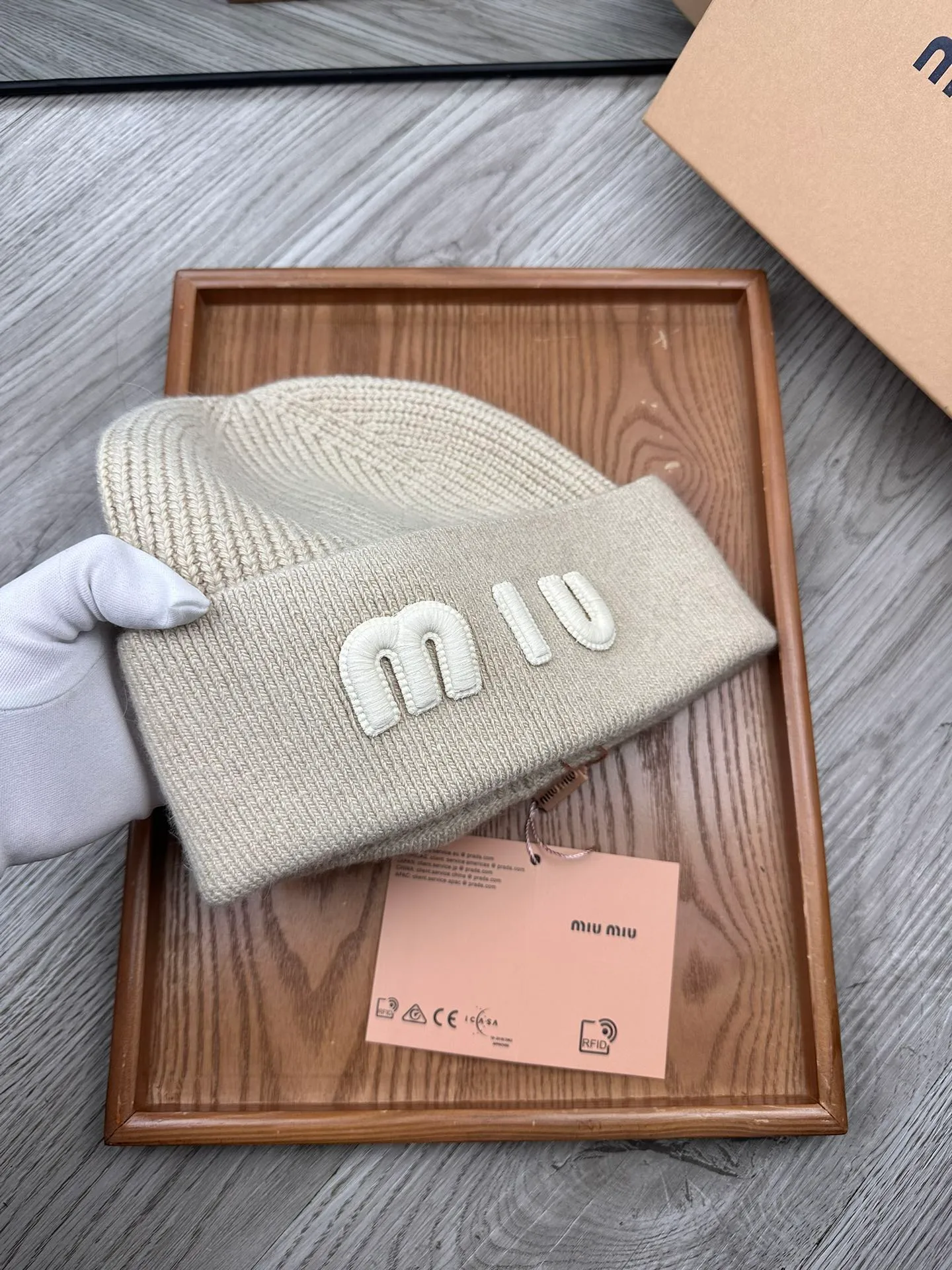 🌹¥100. miumiu. [Wool single hat] Small wool provided by customer! A precious collection of soul hats! Colored yarn supplied by customers. Every color is very beautiful! classic! Soft to the touch. 70% wool ➕ 30% rabbit fur. A combed lamb can only produce 30-40g of wool. Such a hat requires three or four lambs. Don't compare it with ordinary hats on the market. Is the yarn supplied by the customer good? The market products are incomparable! The materials are top-notch and luxurious. This is the charm of the product. It is easy to get in and out of the counter. If you come to the mixed counter, you will definitely buy it. I love the plain color and every color. And it is durable! It can be worn by men, women and children! When you see the real thing, you can beautify it ~
