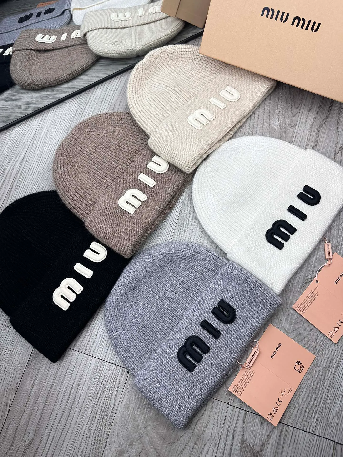 🌹¥100. miumiu. [Wool single hat] Small wool provided by customer! A precious collection of soul hats! Colored yarn supplied by customers. Every color is very beautiful! classic! Soft to the touch. 70% wool ➕ 30% rabbit fur. A combed lamb can only produce 30-40g of wool. Such a hat requires three or four lambs. Don't compare it with ordinary hats on the market. Is the yarn supplied by the customer good? The market products are incomparable! The materials are top-notch and luxurious. This is the charm of the product. It is easy to get in and out of the counter. If you come to the mixed counter, you will definitely buy it. I love the plain color and every color. And it is durable! It can be worn by men, women and children! When you see the real thing, you can beautify it ~