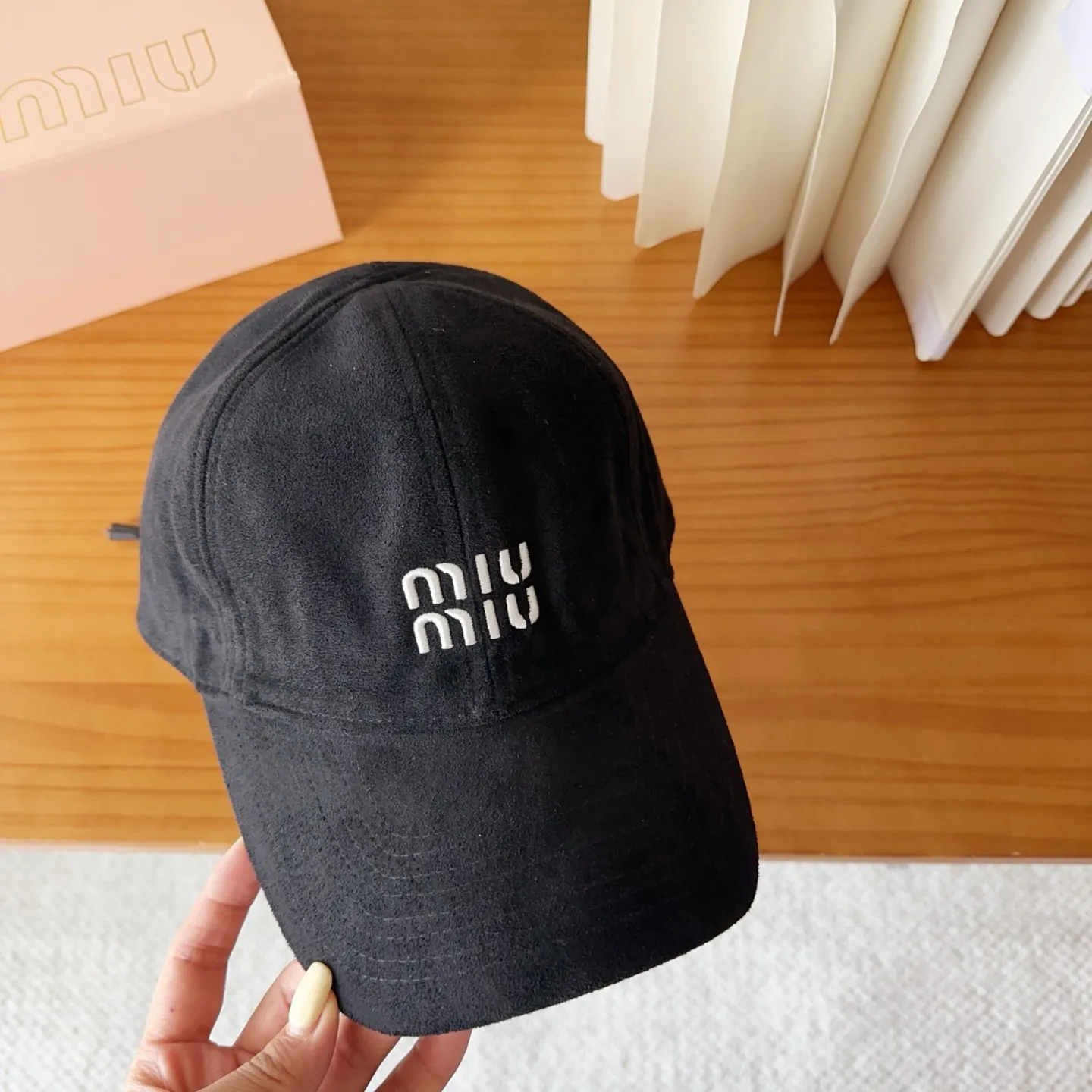 💰60 miumiu new corduroy baseball cap for autumn and winter. The original order is authentic and made to order. The original workmanship is meticulous and the quality is superb!