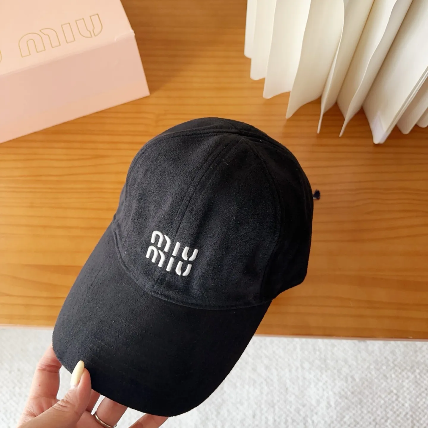 💰60 miumiu new corduroy baseball cap for autumn and winter. The original order is authentic and made to order. The original workmanship is meticulous and the quality is superb!
