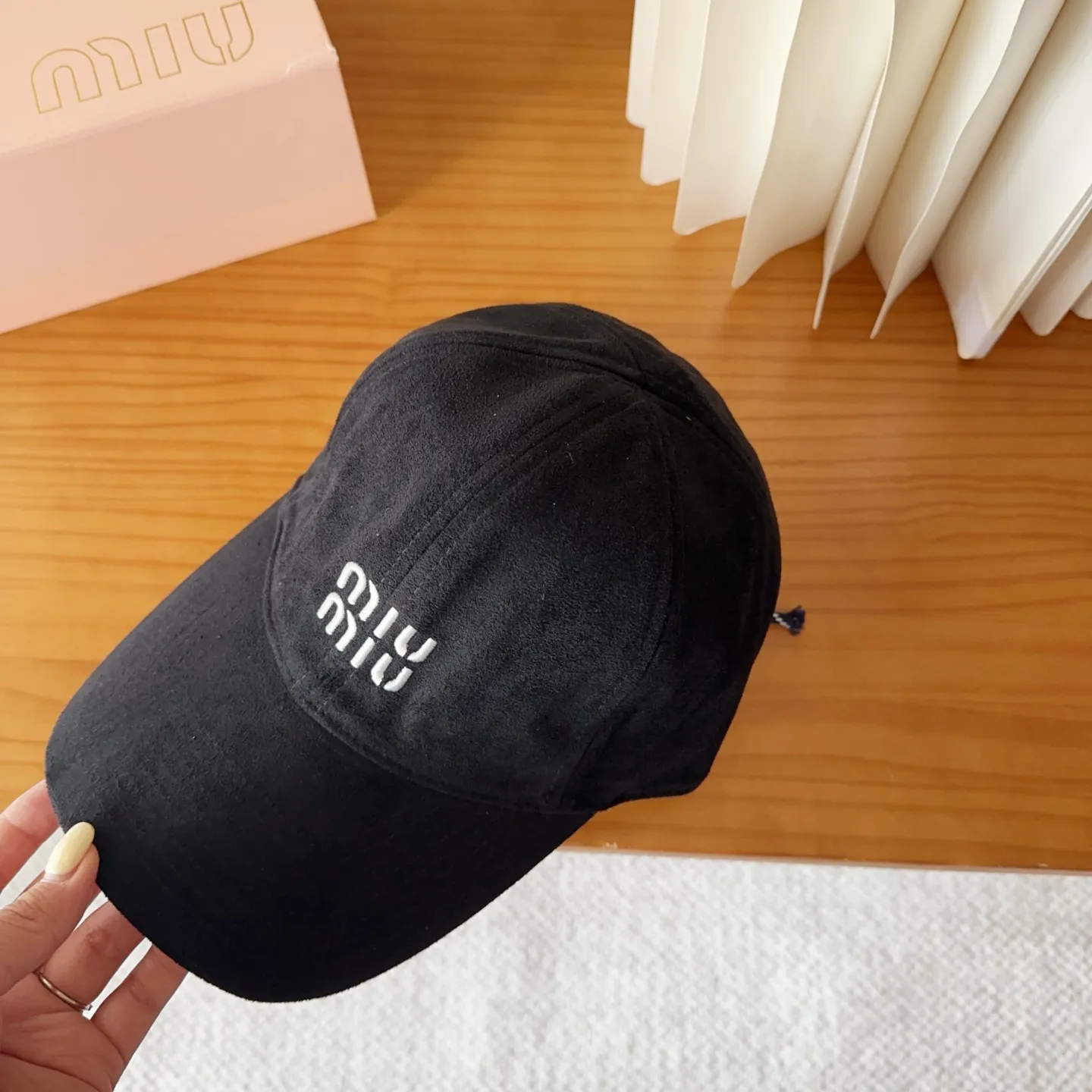💰60 miumiu new corduroy baseball cap for autumn and winter. The original order is authentic and made to order. The original workmanship is meticulous and the quality is superb!