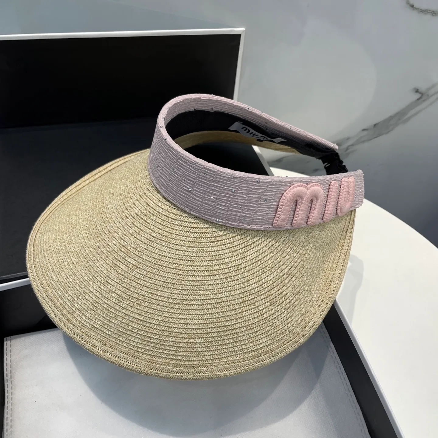 P70 comes with dust bag miumiu empty top hat, a must-have item in summer, because it is so easy to match, it is really super artistic in summer when paired with a cool summer style~ Just wear a little white skirt and you can attract the attention of blockbusters~