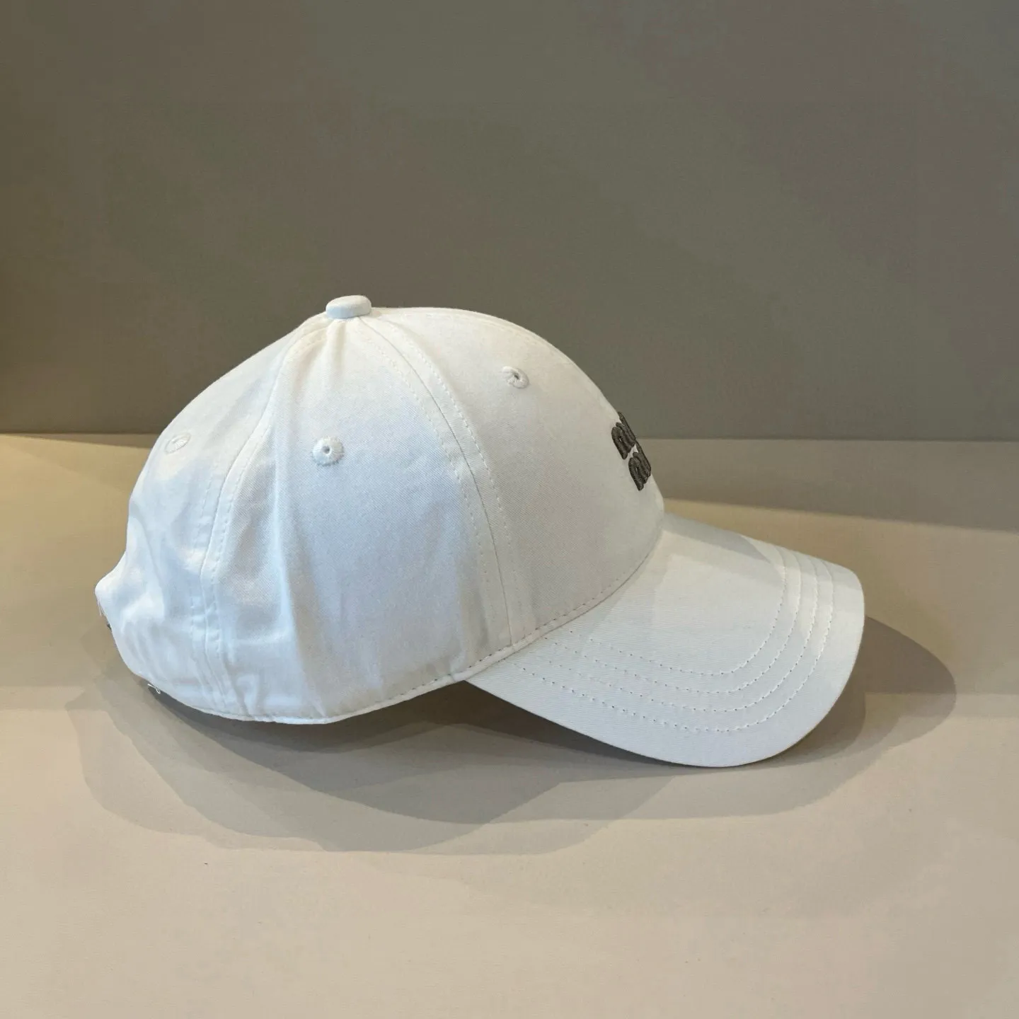 P70 miumiu original spring and summer new baseball cap, authentic mold-making and custom-made, the original workmanship is meticulous and the quality is superb!