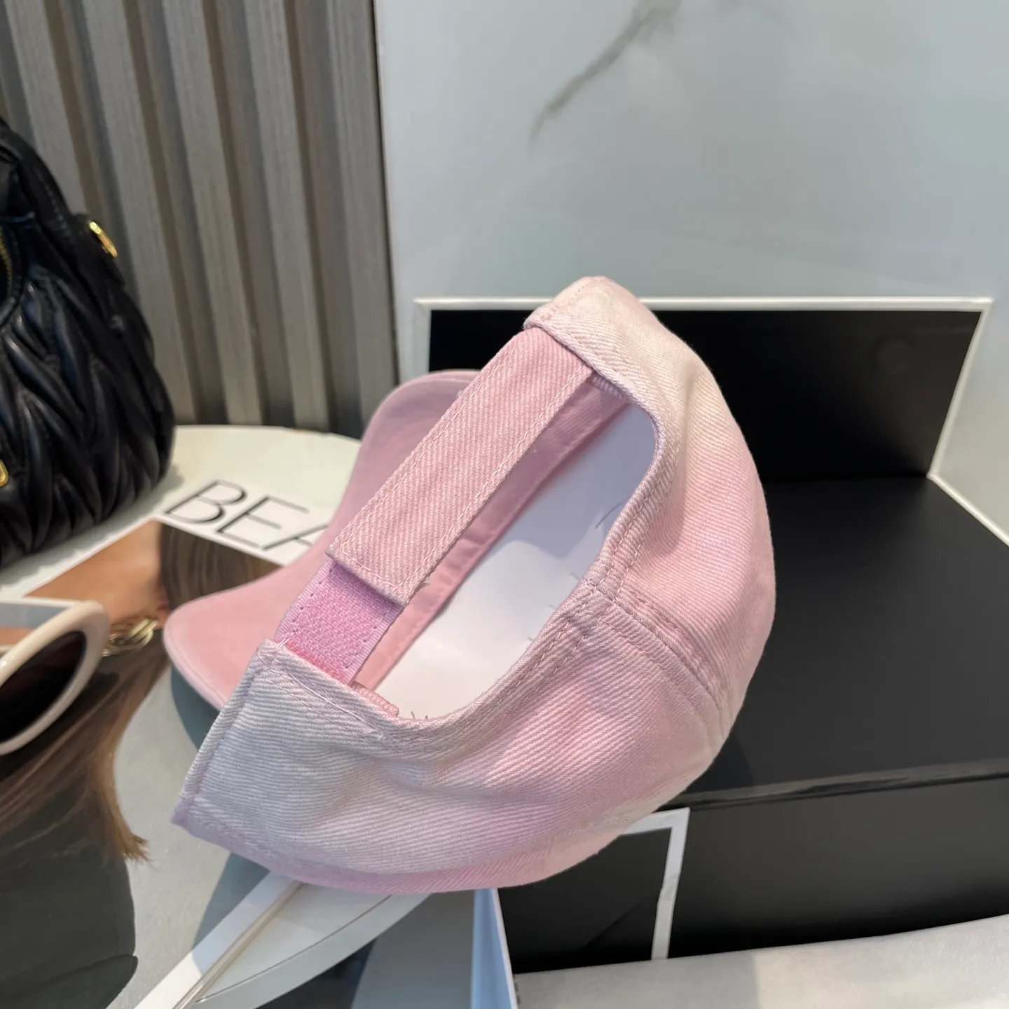P66 miumiu's new baseball cap from Miu Miu's counter. One-to-one mold customization. Head circumference 57cm. Unisex. miumiu's new baseball cap is popular right now and has a full street feel! Trendy and versatile, Xiaohongshu grows grass, poison, get your boyfriend, and cool together