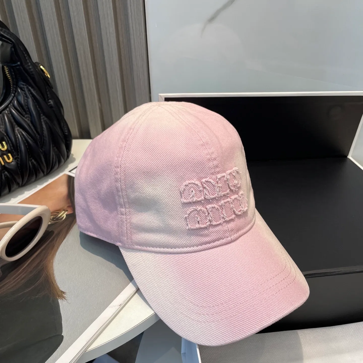 P66 miumiu's new baseball cap from Miu Miu's counter. One-to-one mold customization. Head circumference 57cm. Unisex. miumiu's new baseball cap is popular right now and has a full street feel! Trendy and versatile, Xiaohongshu grows grass, poison, get your boyfriend, and cool together