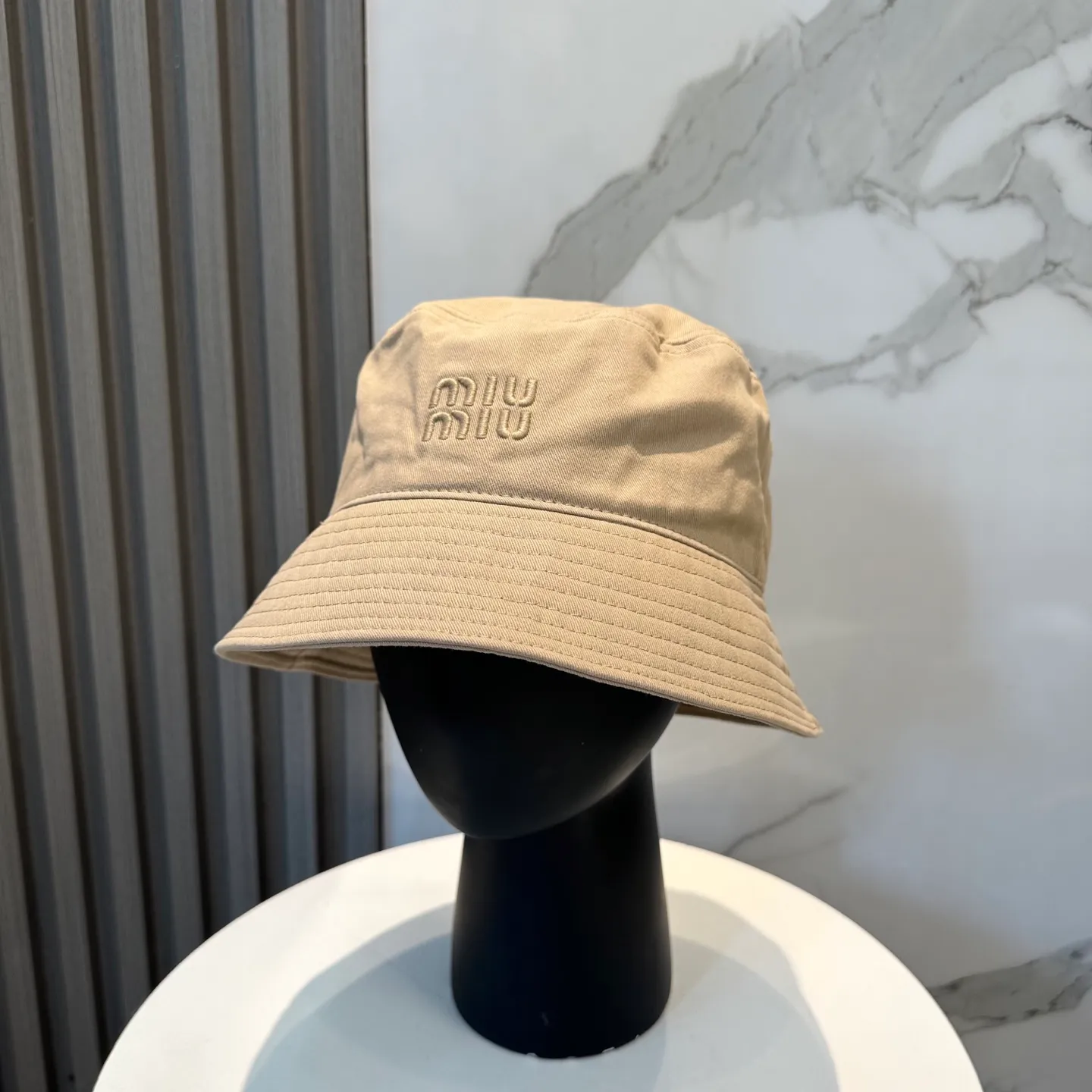 P74💛 Comes with dust bag. [Miumiu Miu Miu] New order style embroidered fisherman hat🧢Big brand style is super easy to match, hurry up and get it!