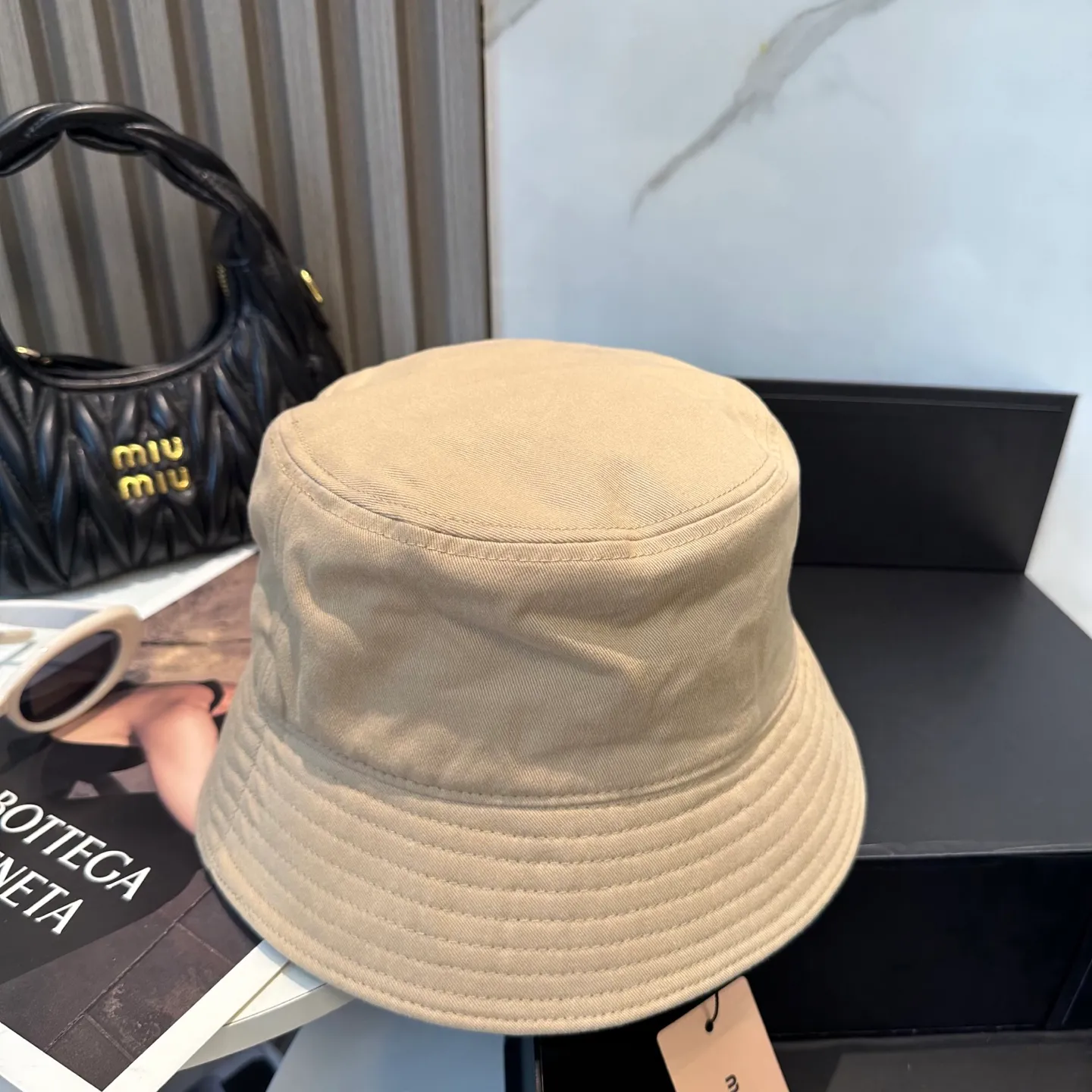P74💛 Comes with dust bag. [Miumiu Miu Miu] New order style embroidered fisherman hat🧢Big brand style is super easy to match, hurry up and get it!