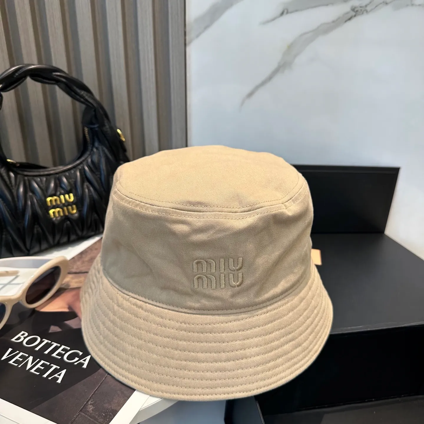 P74💛 Comes with dust bag. [Miumiu Miu Miu] New order style embroidered fisherman hat🧢Big brand style is super easy to match, hurry up and get it!
