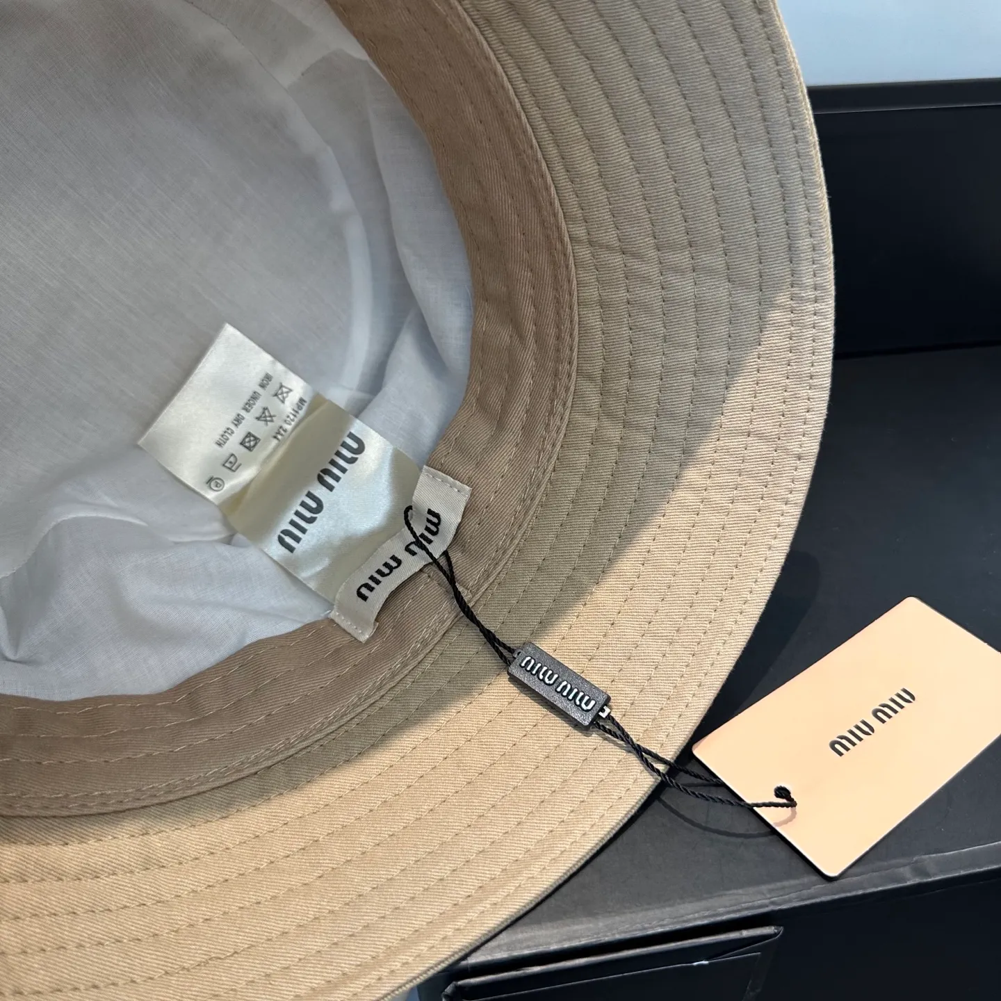 P74💛 Comes with dust bag. [Miumiu Miu Miu] New order style embroidered fisherman hat🧢Big brand style is super easy to match, hurry up and get it!
