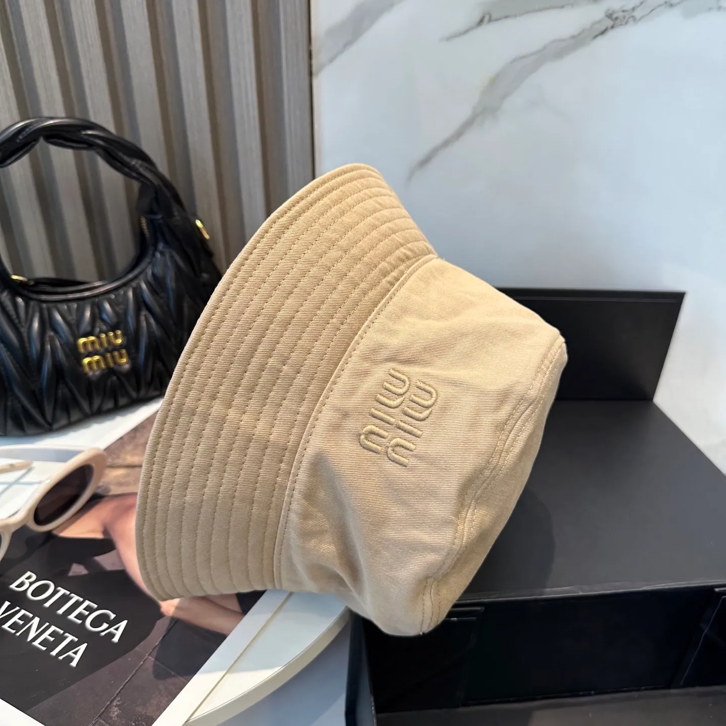 P74💛 Comes with dust bag. [Miumiu Miu Miu] New order style embroidered fisherman hat🧢Big brand style is super easy to match, hurry up and get it!