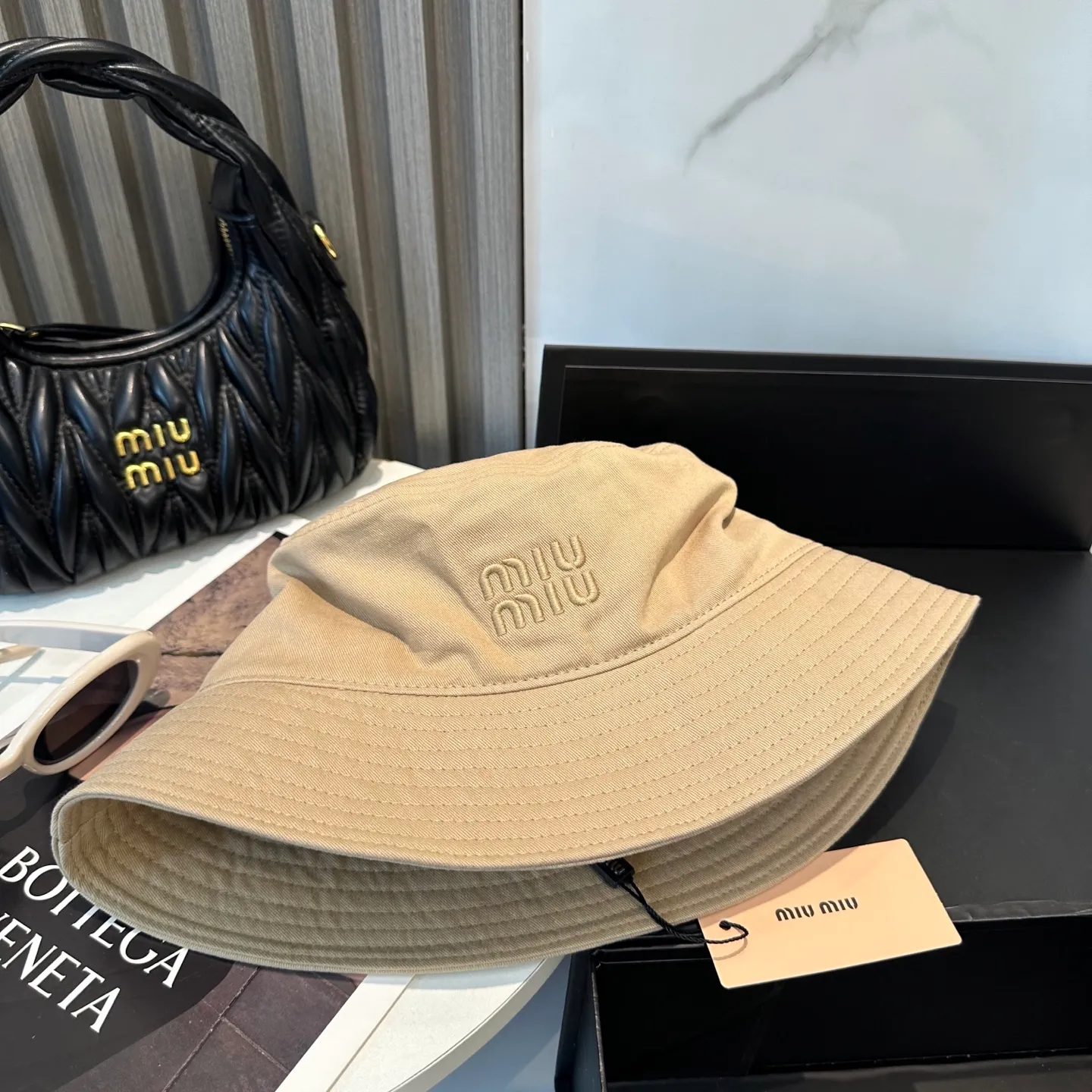 P74💛 Comes with dust bag. [Miumiu Miu Miu] New order style embroidered fisherman hat🧢Big brand style is super easy to match, hurry up and get it!
