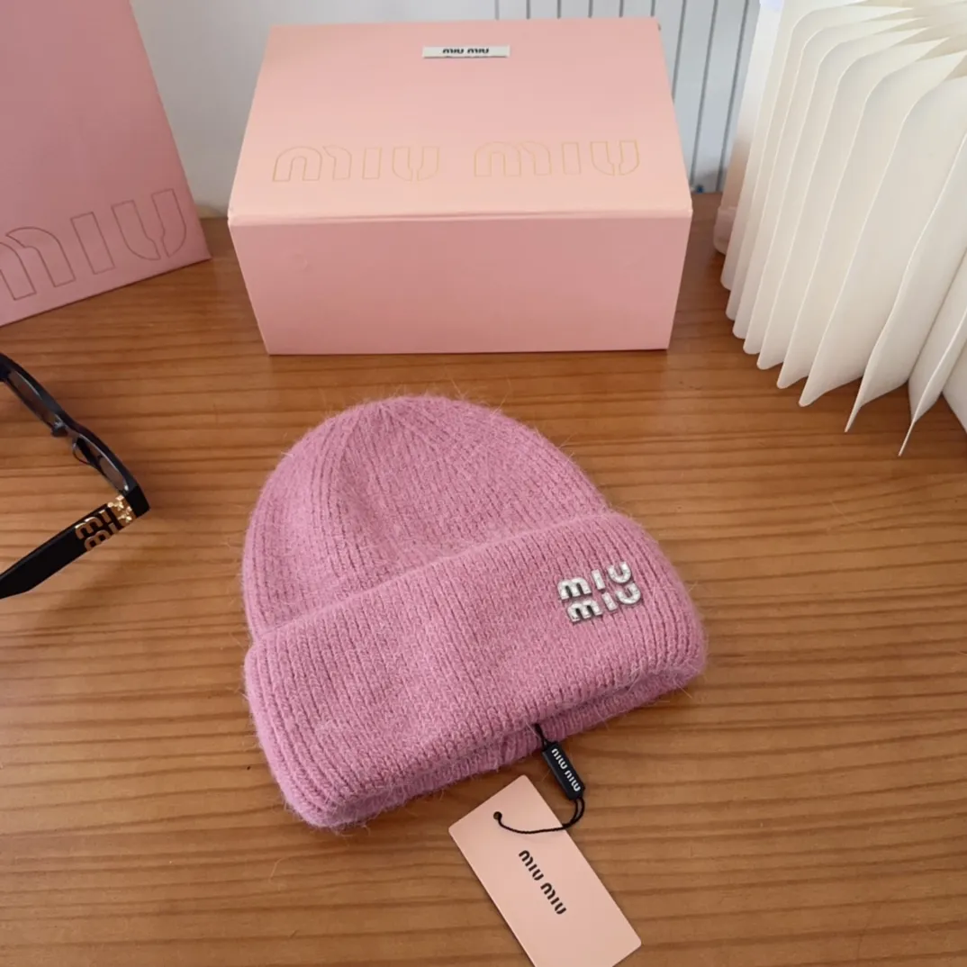 💰56 miumiu🐰Angora rabbit fur autumn and winter woolen hat This high-grade gray dyeing is very difficult to dye! What's more, the material of rabbit fur is like starting from scratch! Highly recommend to everyone. This hat goes well with any type of clothing. It can be both casual and sweet!