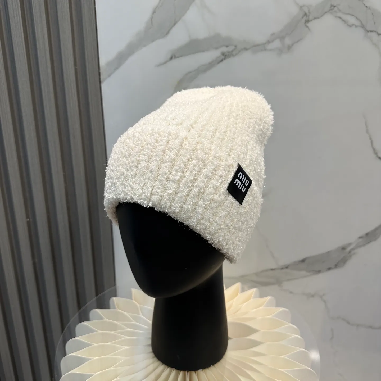 P56 miumiu’s popular knitted hat! So 🉑️, high-elastic fabric, classic colors, same style for men and women