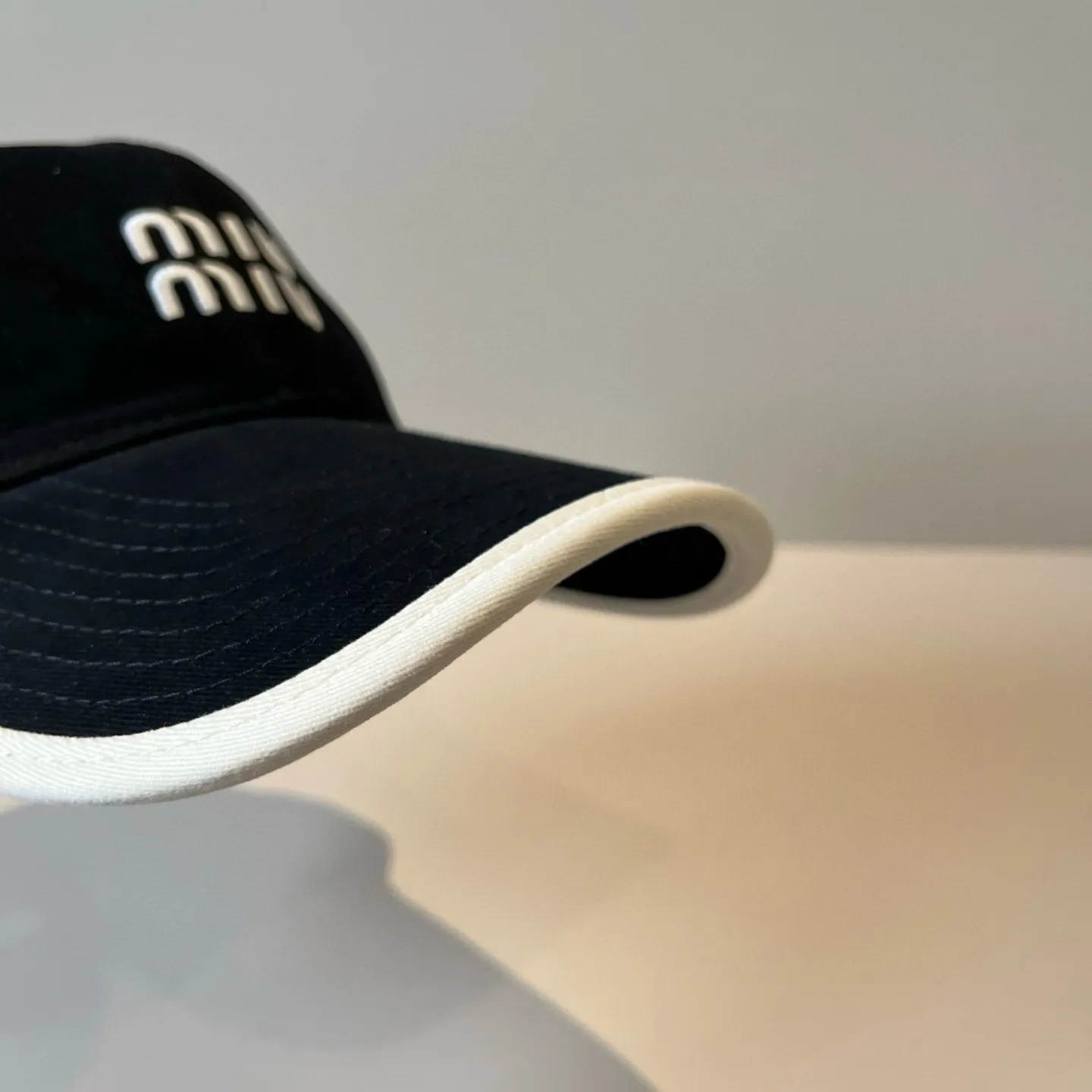 P60 miumiu original spring and summer new baseball cap, authentic mold-making and custom-made, the original workmanship is meticulous and the quality is superb!