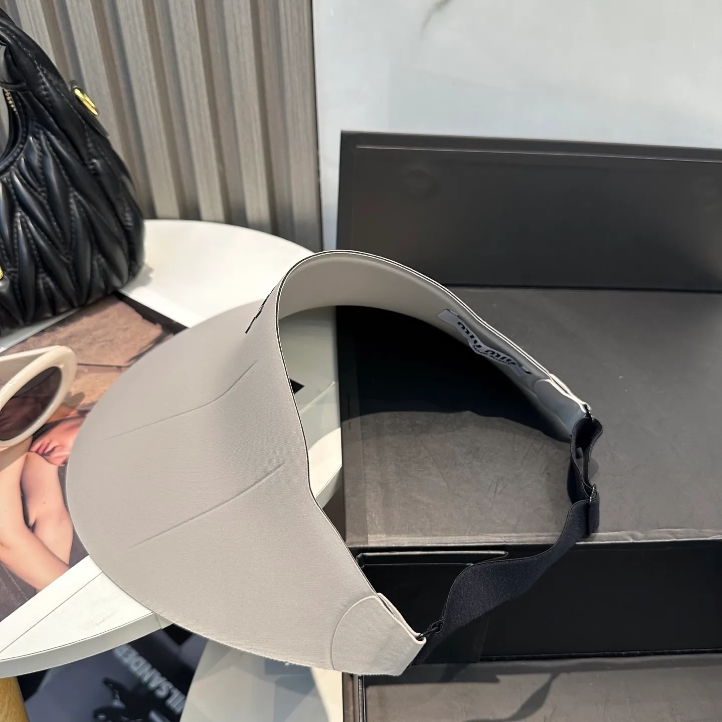 P66 miumiu Miu Miu～The new summer seamless duck bill empty top hat is a summer sunshade artifact. It will not be stuffy at all. The oversized brim is more sun-protective.