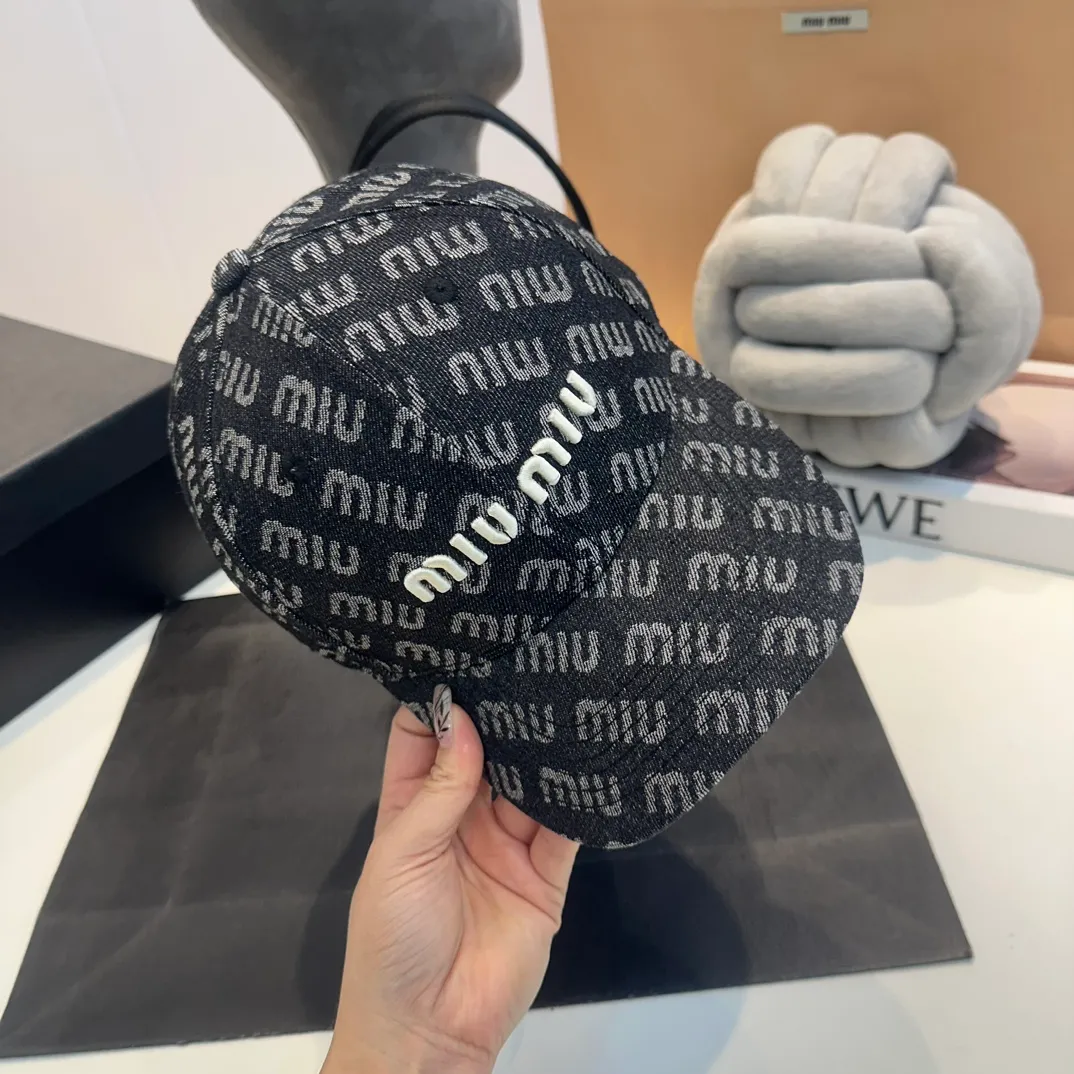 P60 miumiu new denim baseball cap, the hottest color at the moment - full of street style! Trendy and versatile, Xiaohongshu grows grass, poison, get your boyfriend, and cool together