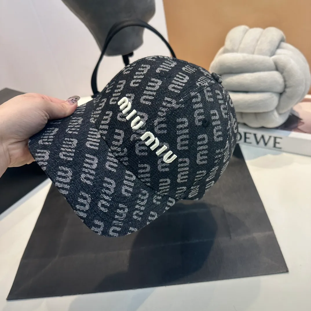 P60 miumiu new denim baseball cap, the hottest color at the moment - full of street style! Trendy and versatile, Xiaohongshu grows grass, poison, get your boyfriend, and cool together