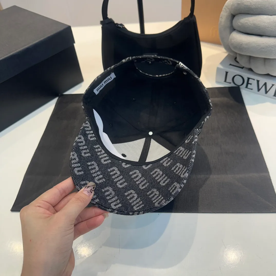P60 miumiu new denim baseball cap, the hottest color at the moment - full of street style! Trendy and versatile, Xiaohongshu grows grass, poison, get your boyfriend, and cool together