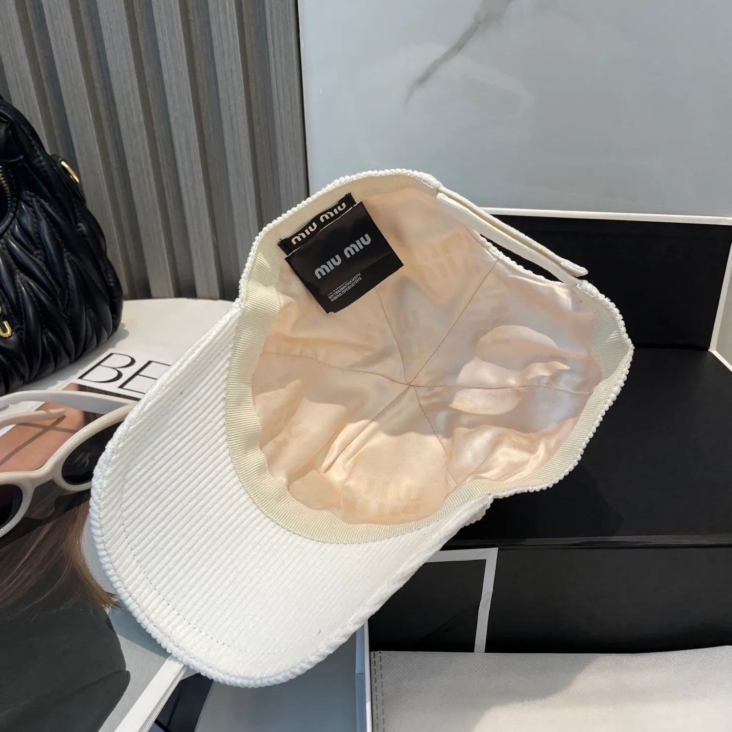 P70 miumiu limited new corduroy baseball cap, corduroy textured peaked cap. A very attractive baseball cap🧢~Same style for men and women. It brings a sense of atmosphere when you go out every day. It feels great to change it occasionally.