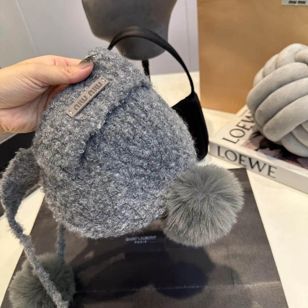 P80 miumiu Miu Miu fox fur ball new autumn and winter wool hat
