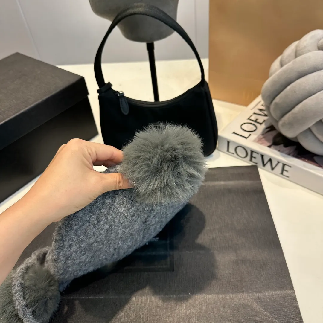 P80 miumiu Miu Miu fox fur ball new autumn and winter wool hat