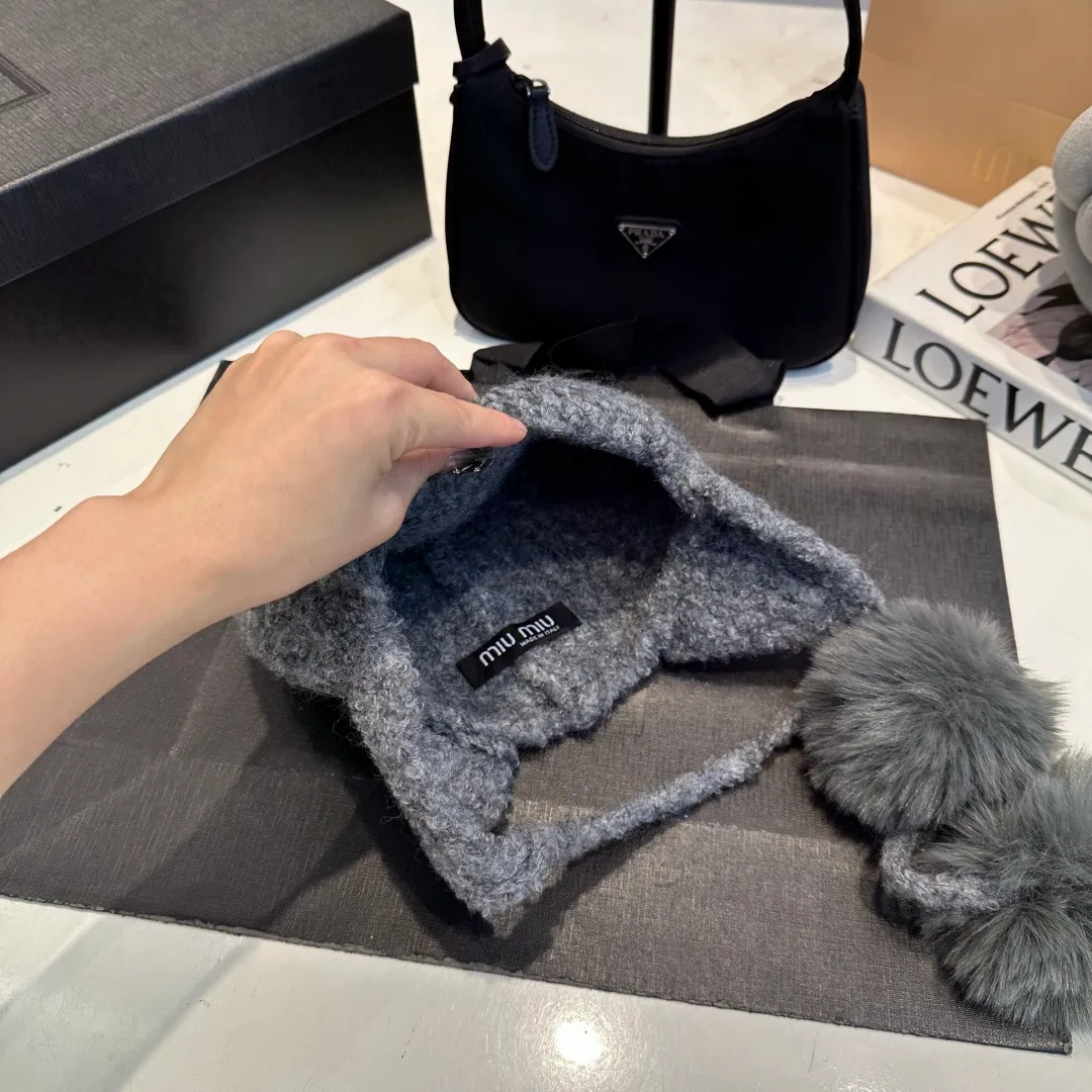 P80 miumiu Miu Miu fox fur ball new autumn and winter wool hat