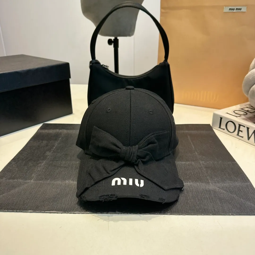 P56 MIUMIU～25 Spring Butterfly New Baseball Cap This hat is so beautiful! The hole design adds a bit of casualness and uninhibitedness, allowing you to easily wear it with casual wear or sportswear.