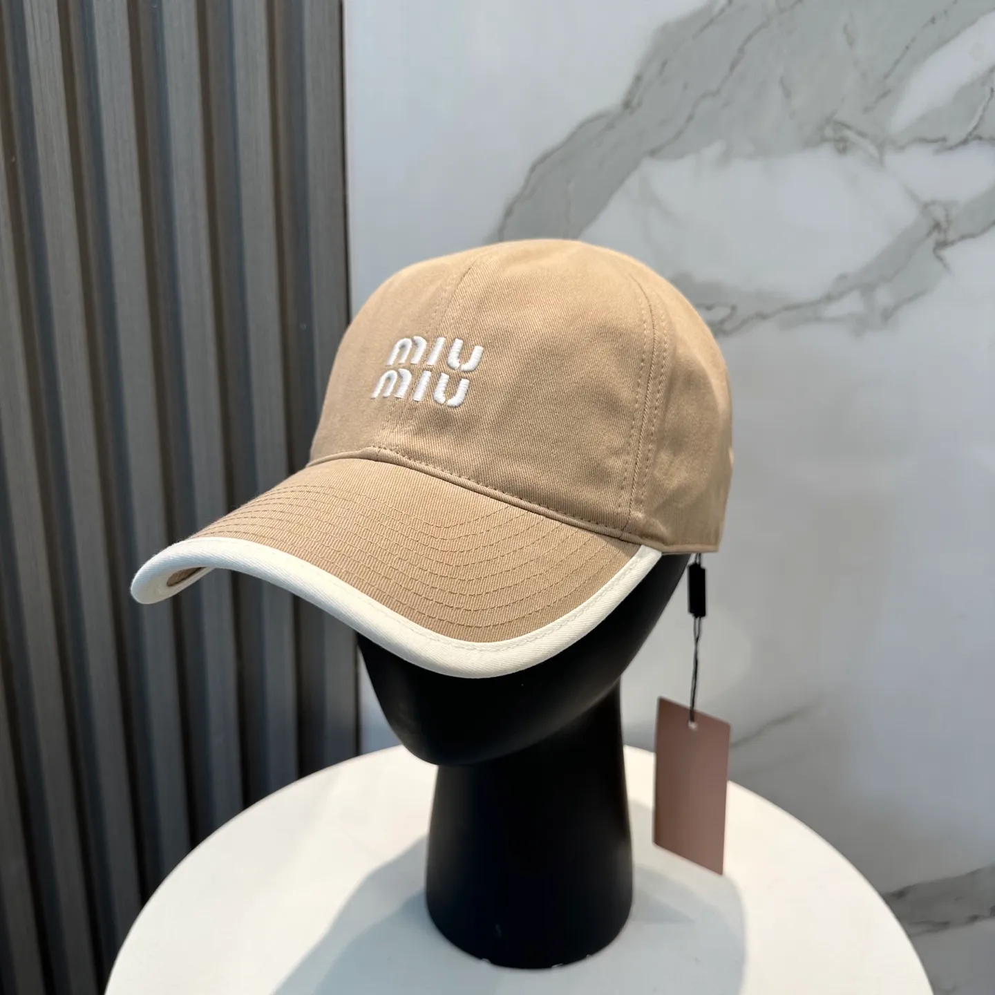 P60💛 Comes with dust bag. [Miumiu Miu Miu] New order style embroidered baseball cap🧢Big brand style is super easy to match, hurry up and get it!