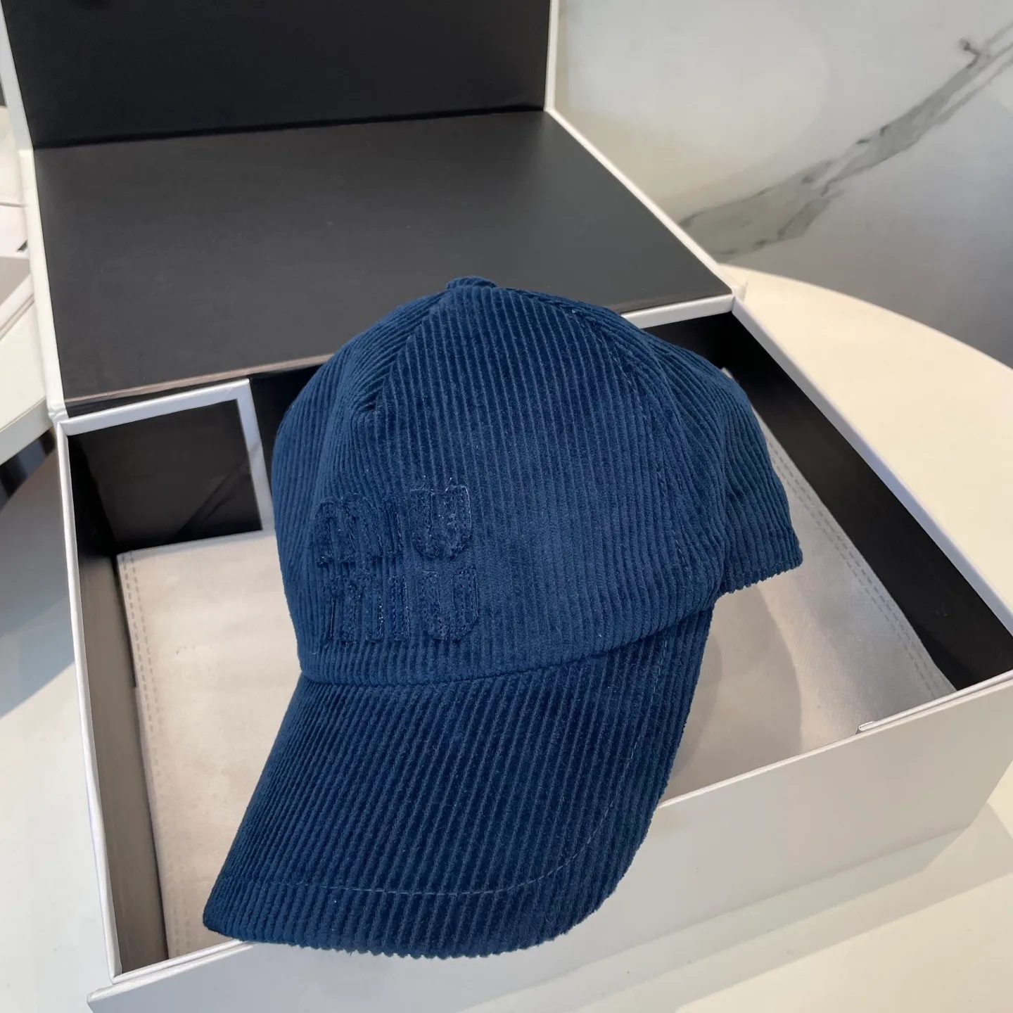 P70 miumiu limited new corduroy baseball cap, corduroy textured peaked cap. A very attractive baseball cap🧢~Same style for men and women. It brings a sense of atmosphere when you go out every day. It feels great to change it occasionally.