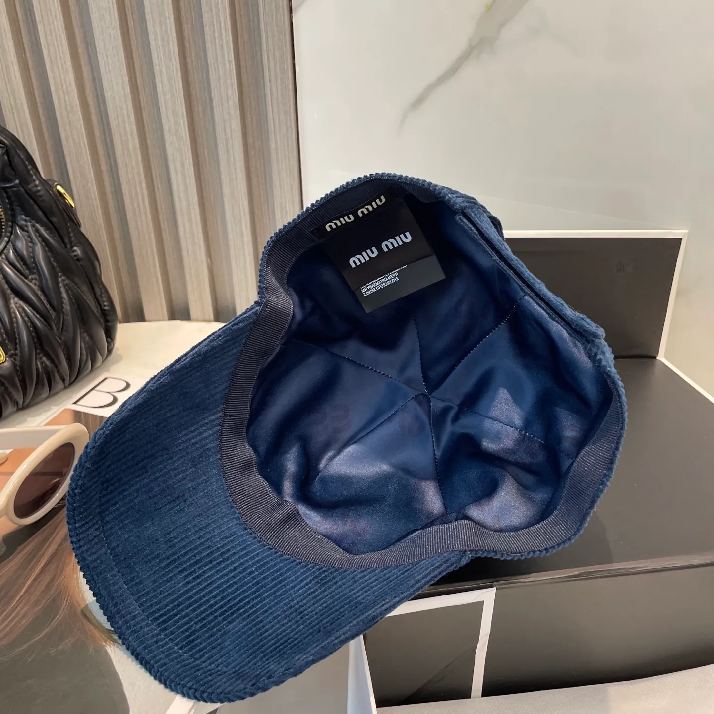P70 miumiu limited new corduroy baseball cap, corduroy textured peaked cap. A very attractive baseball cap🧢~Same style for men and women. It brings a sense of atmosphere when you go out every day. It feels great to change it occasionally.