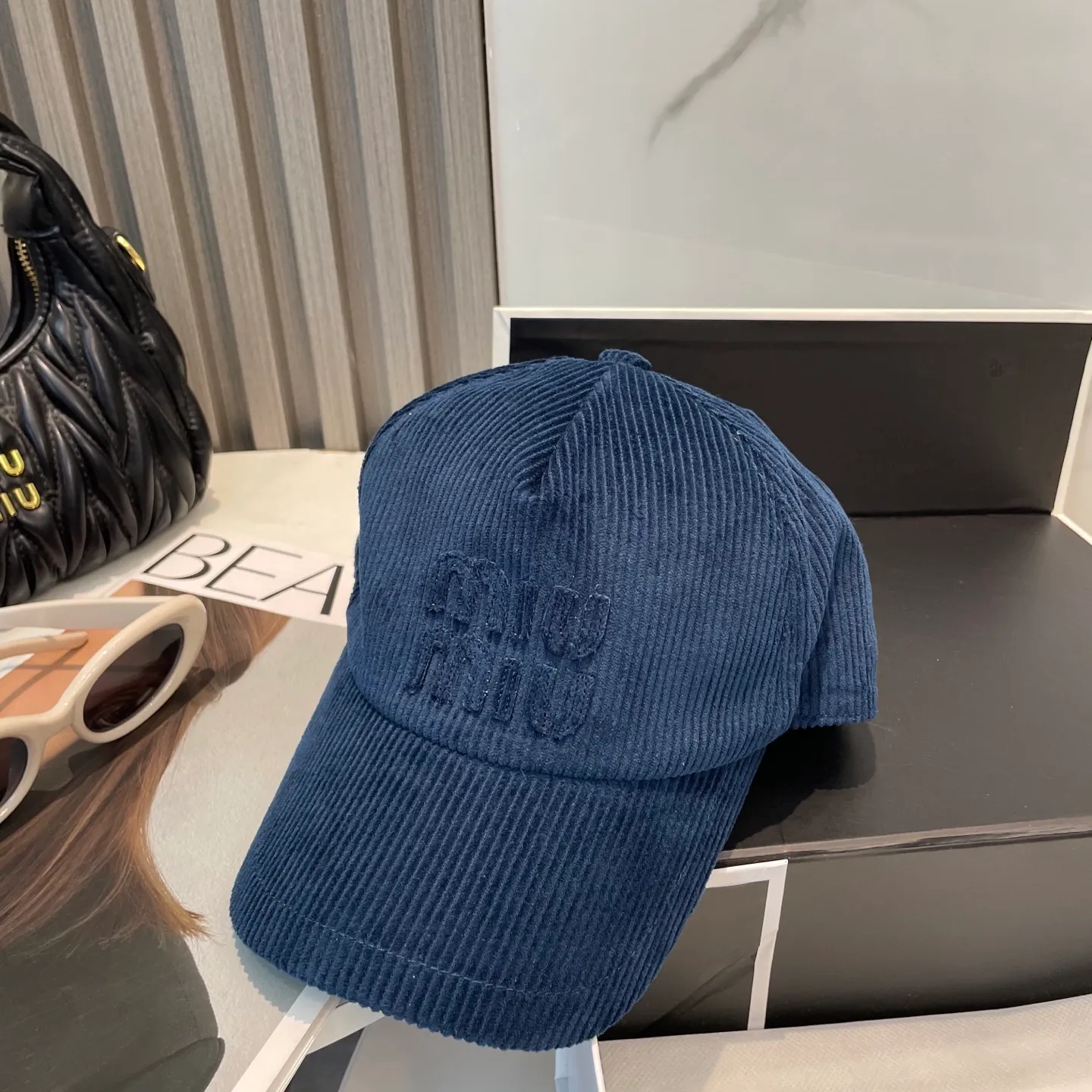 P70 miumiu limited new corduroy baseball cap, corduroy textured peaked cap. A very attractive baseball cap🧢~Same style for men and women. It brings a sense of atmosphere when you go out every day. It feels great to change it occasionally.
