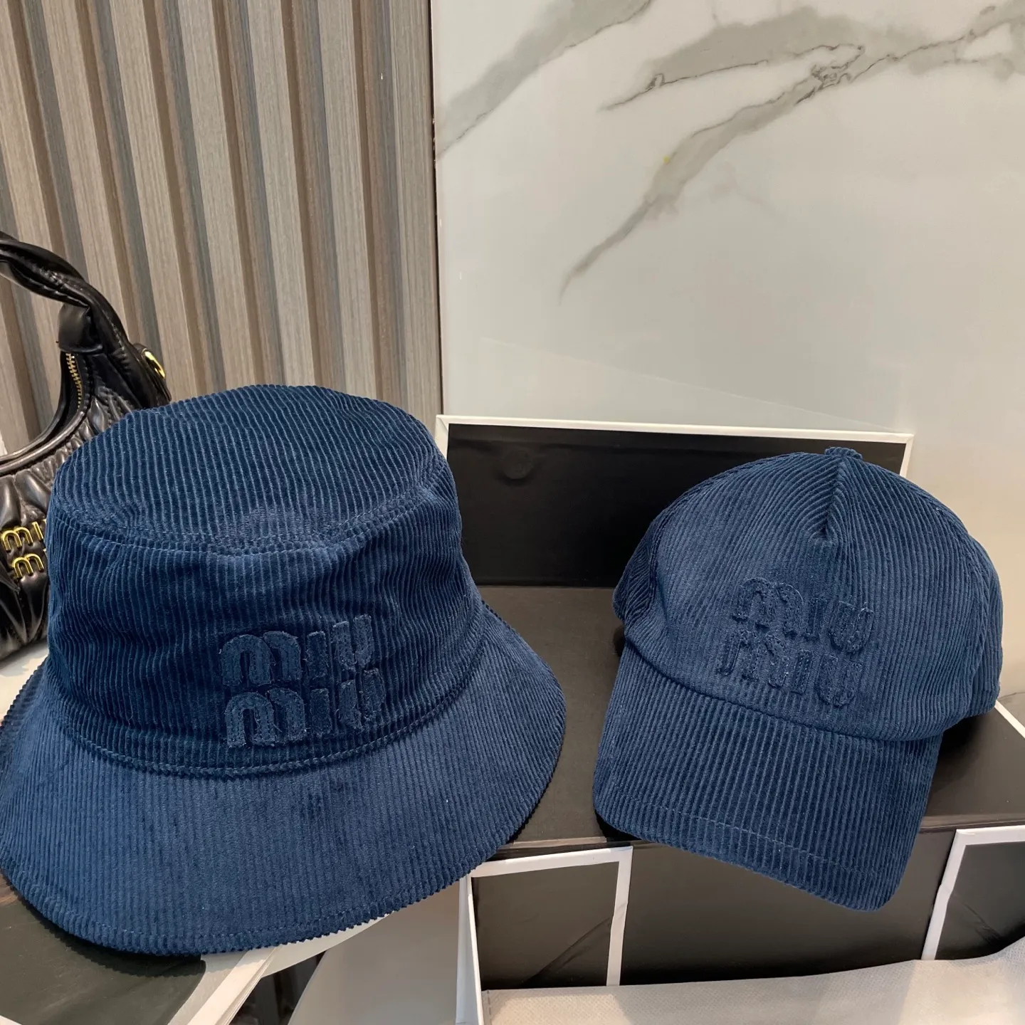 P70 miumiu limited new corduroy baseball cap, corduroy textured peaked cap. A very attractive baseball cap🧢~Same style for men and women. It brings a sense of atmosphere when you go out every day. It feels great to change it occasionally.